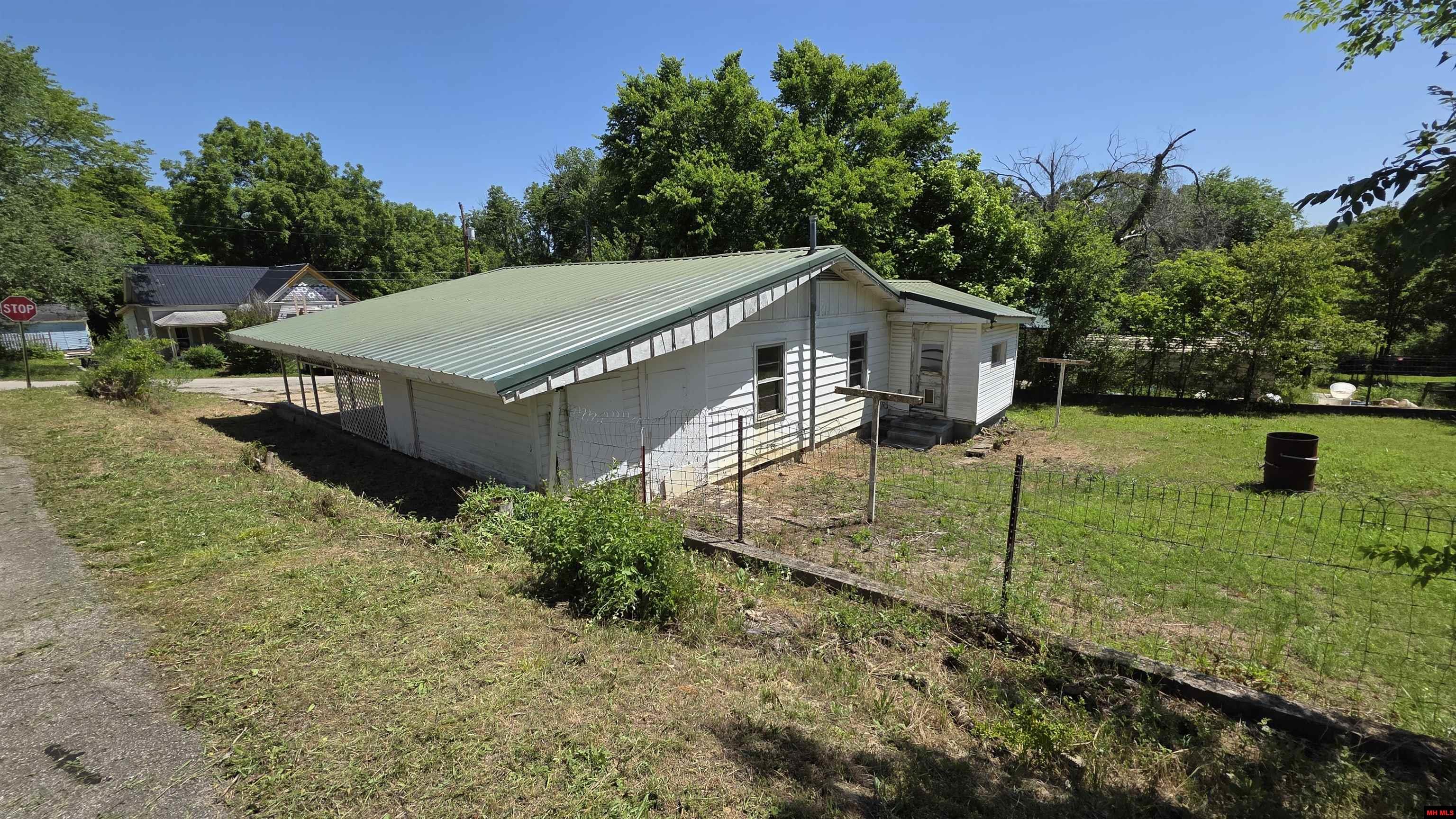 317 W 5TH STREET Yellville, AR 72687
