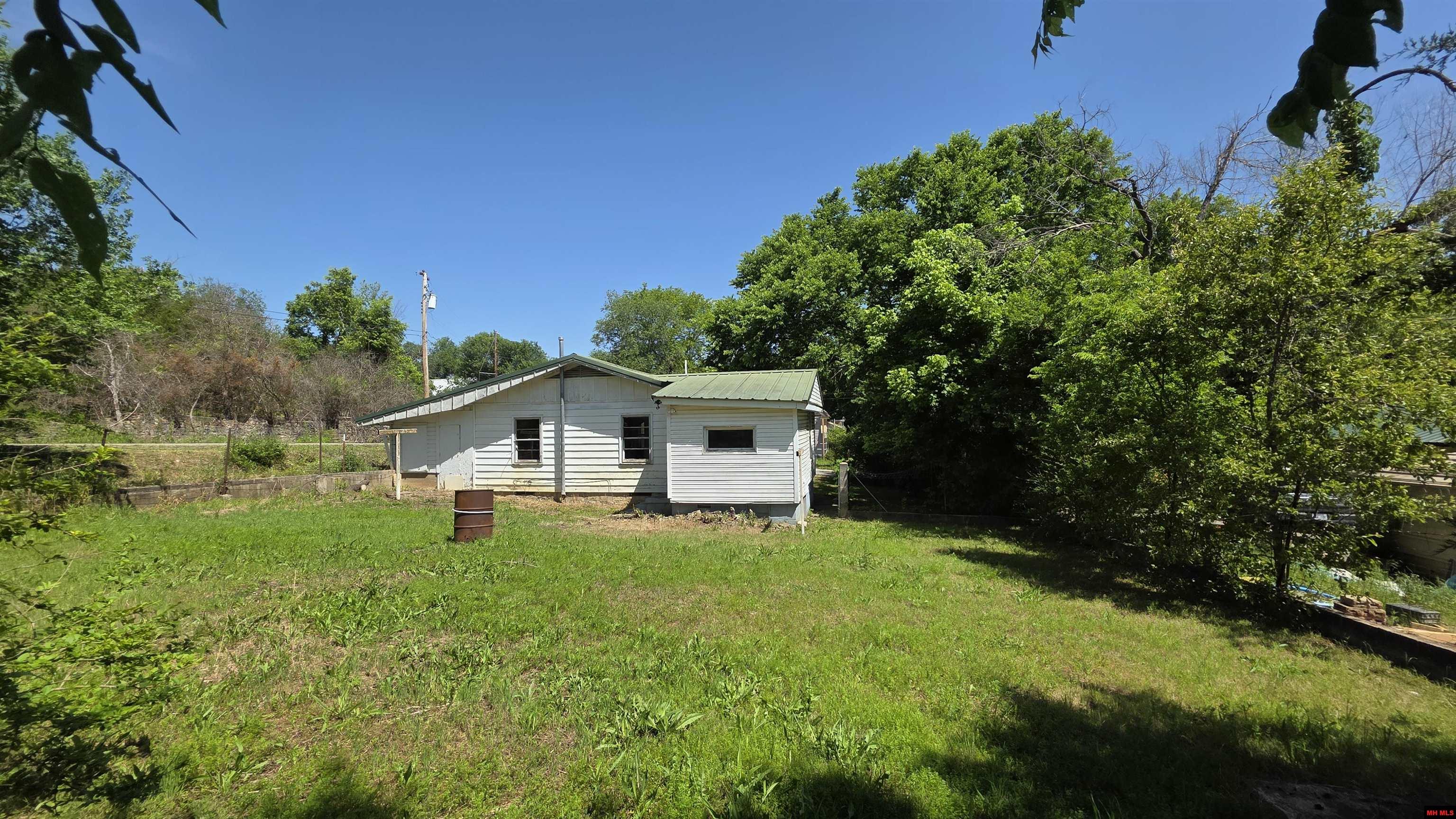 317 W 5TH STREET Yellville, AR 72687