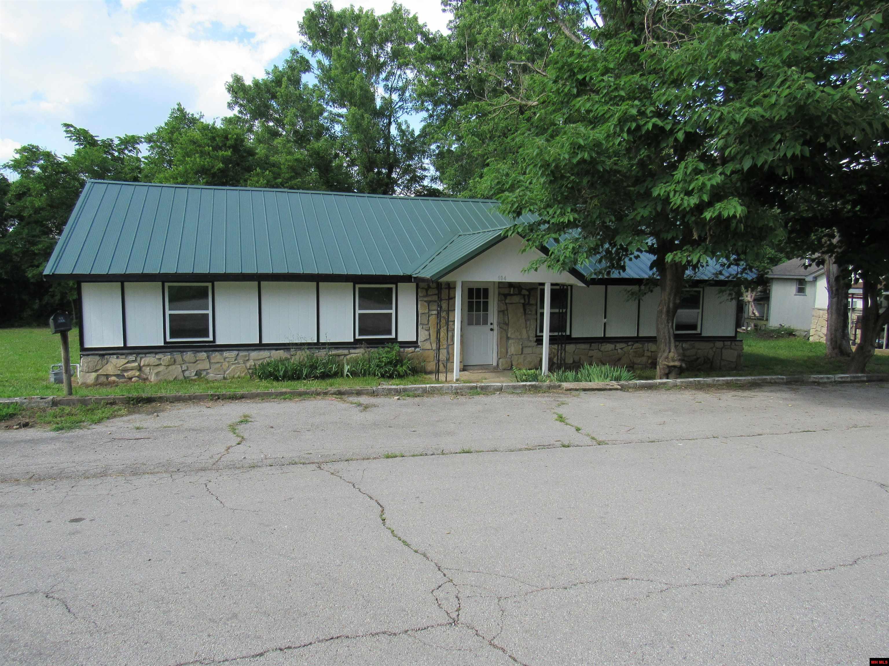 104 W SOUTH STREET Flippin, AR 72634