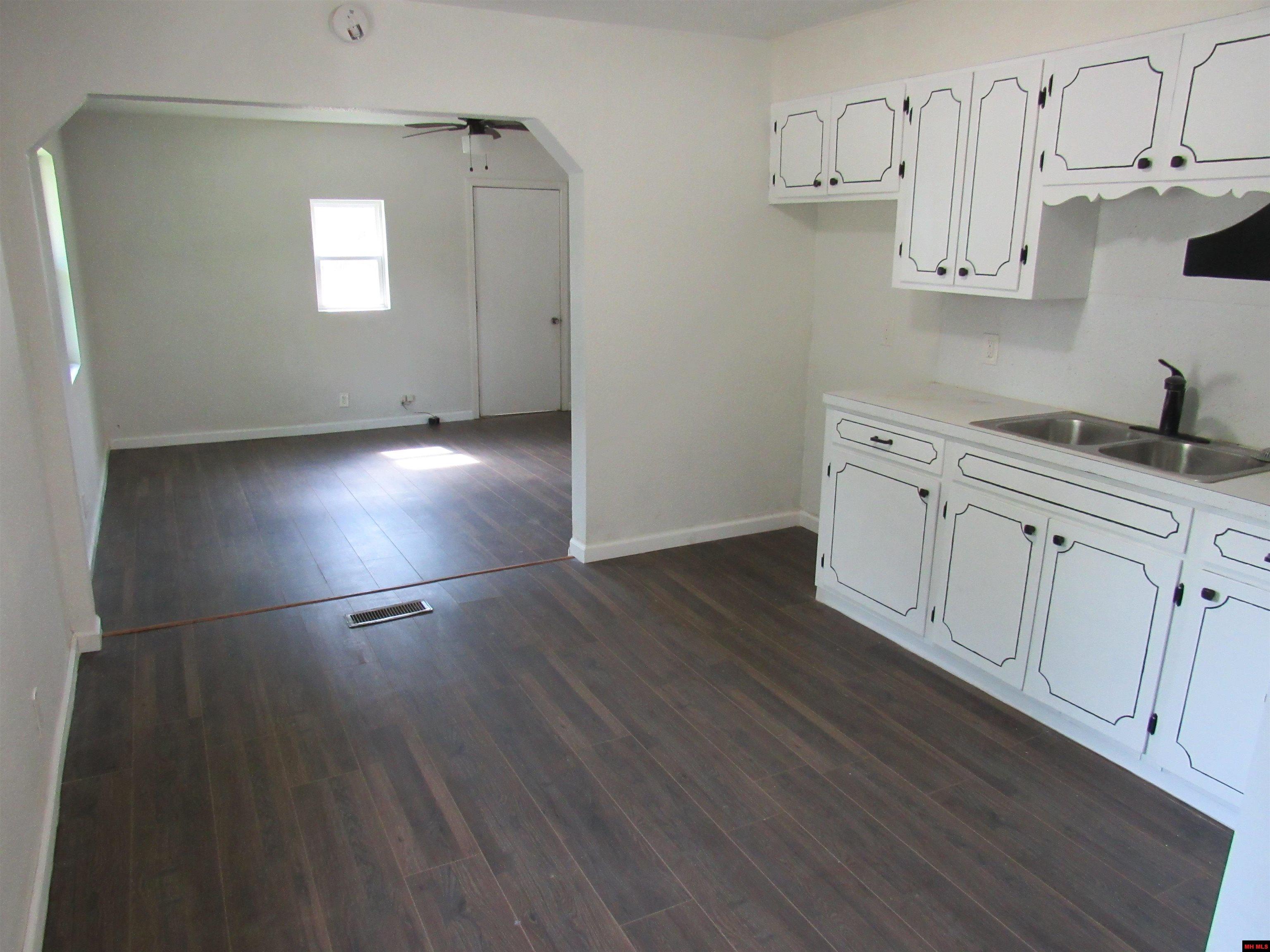 104 W SOUTH STREET Flippin, AR 72634