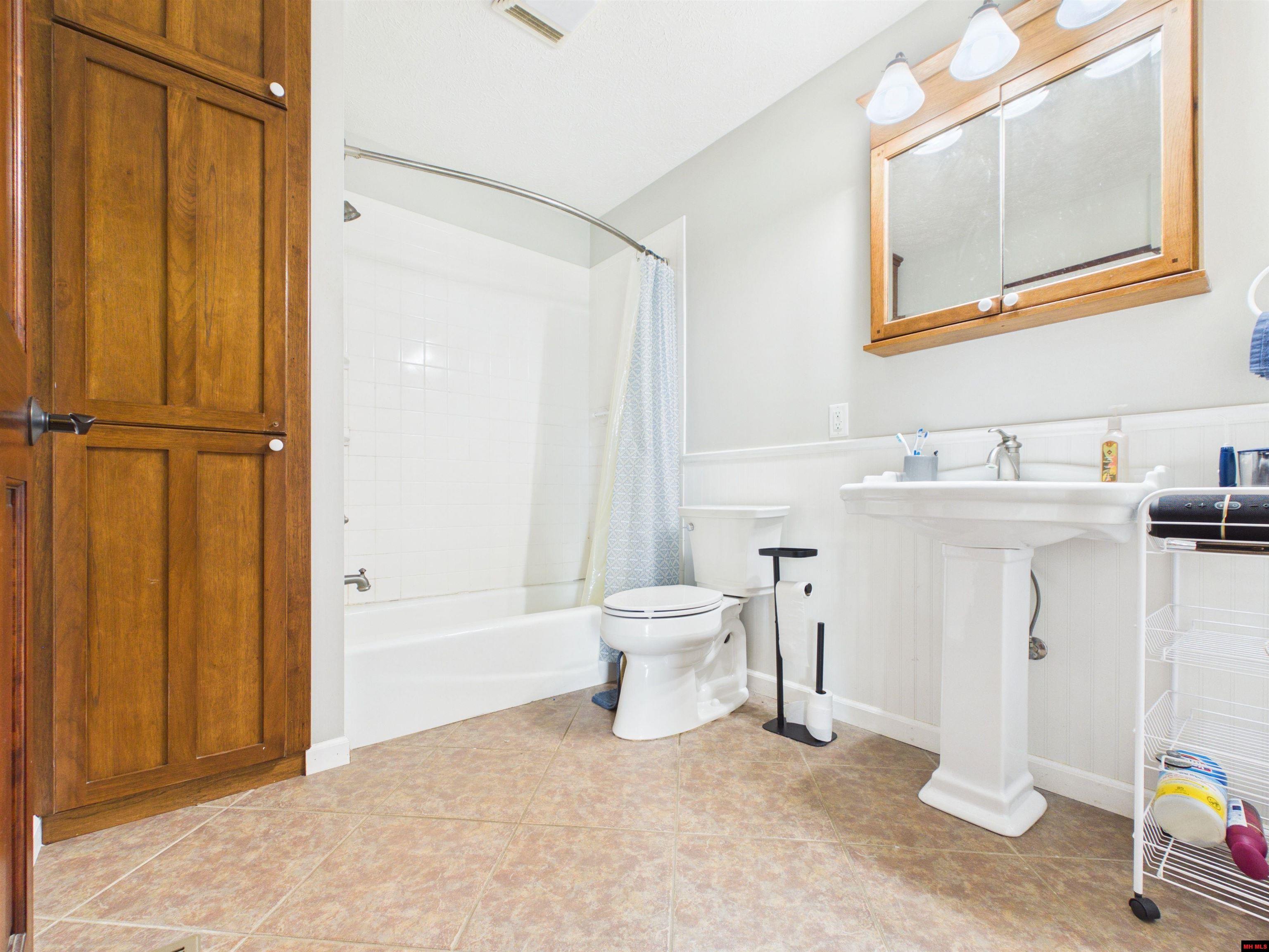 192 VALLEY AIRPORT DRIVE Cotter, AR