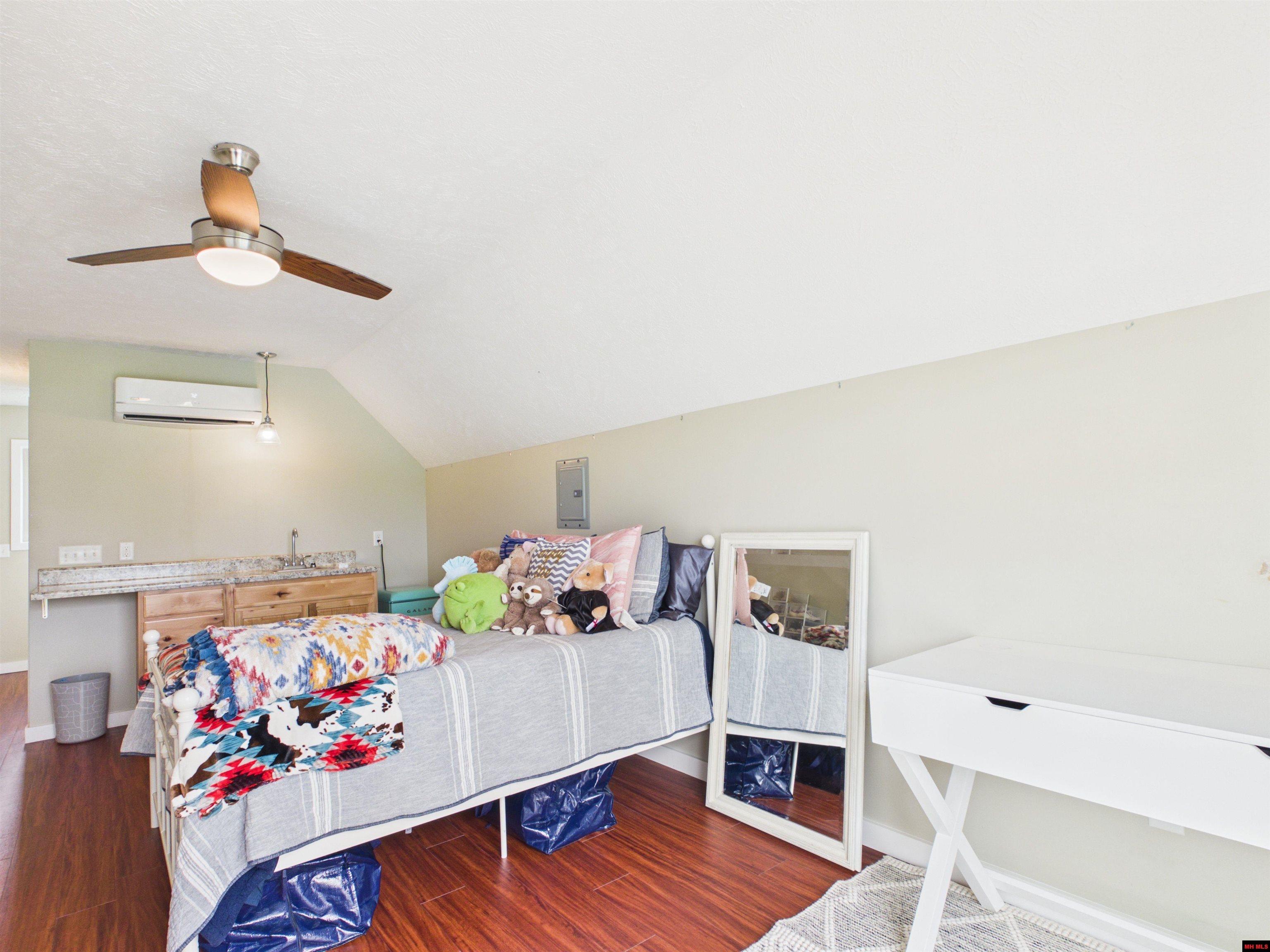 192 VALLEY AIRPORT DRIVE Cotter, AR