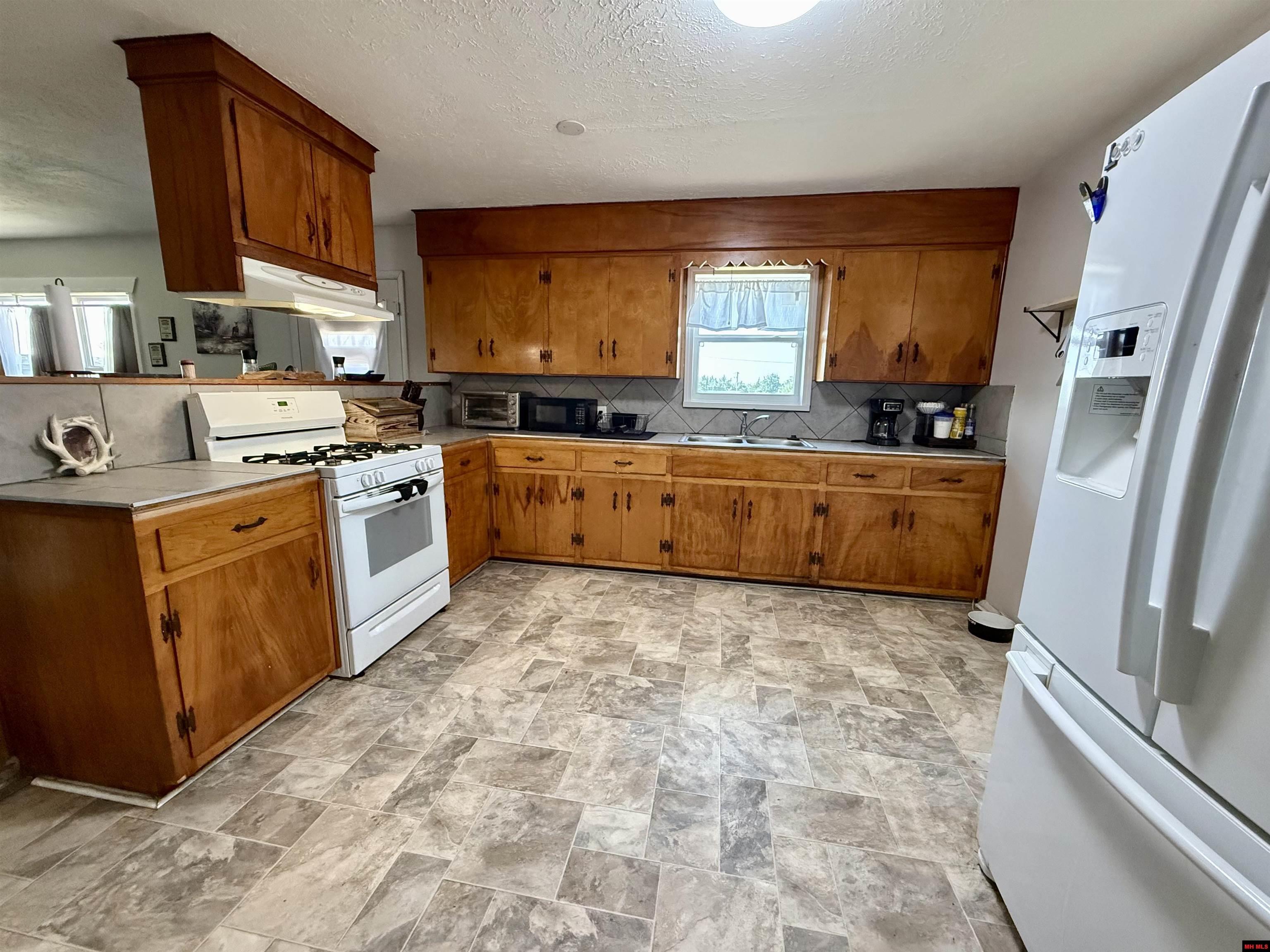 1295 W MAIN STREET Cotter, AR