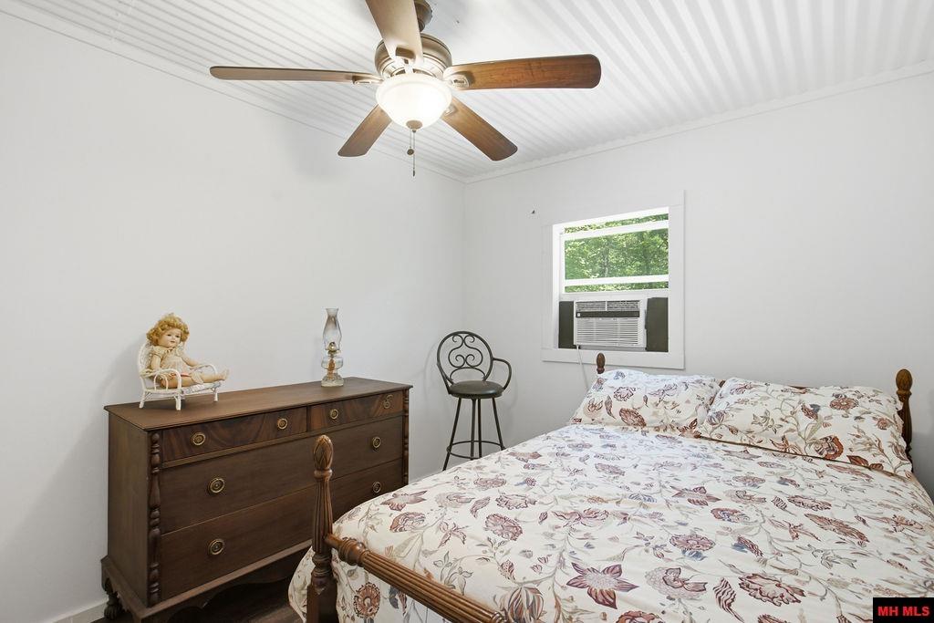 111 WOODBINE DRIVE Salesville, AR