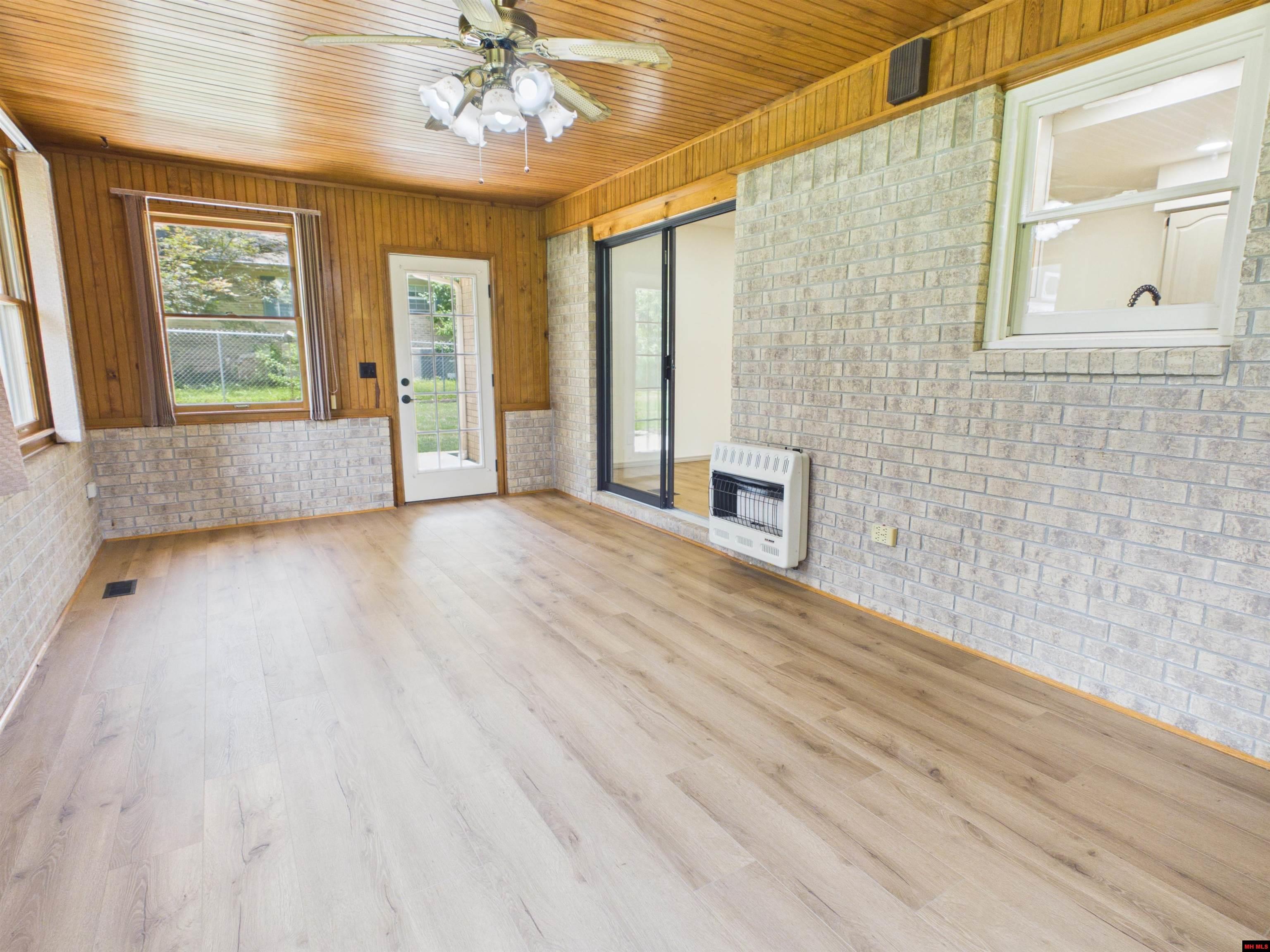 812 Baxter Avenue