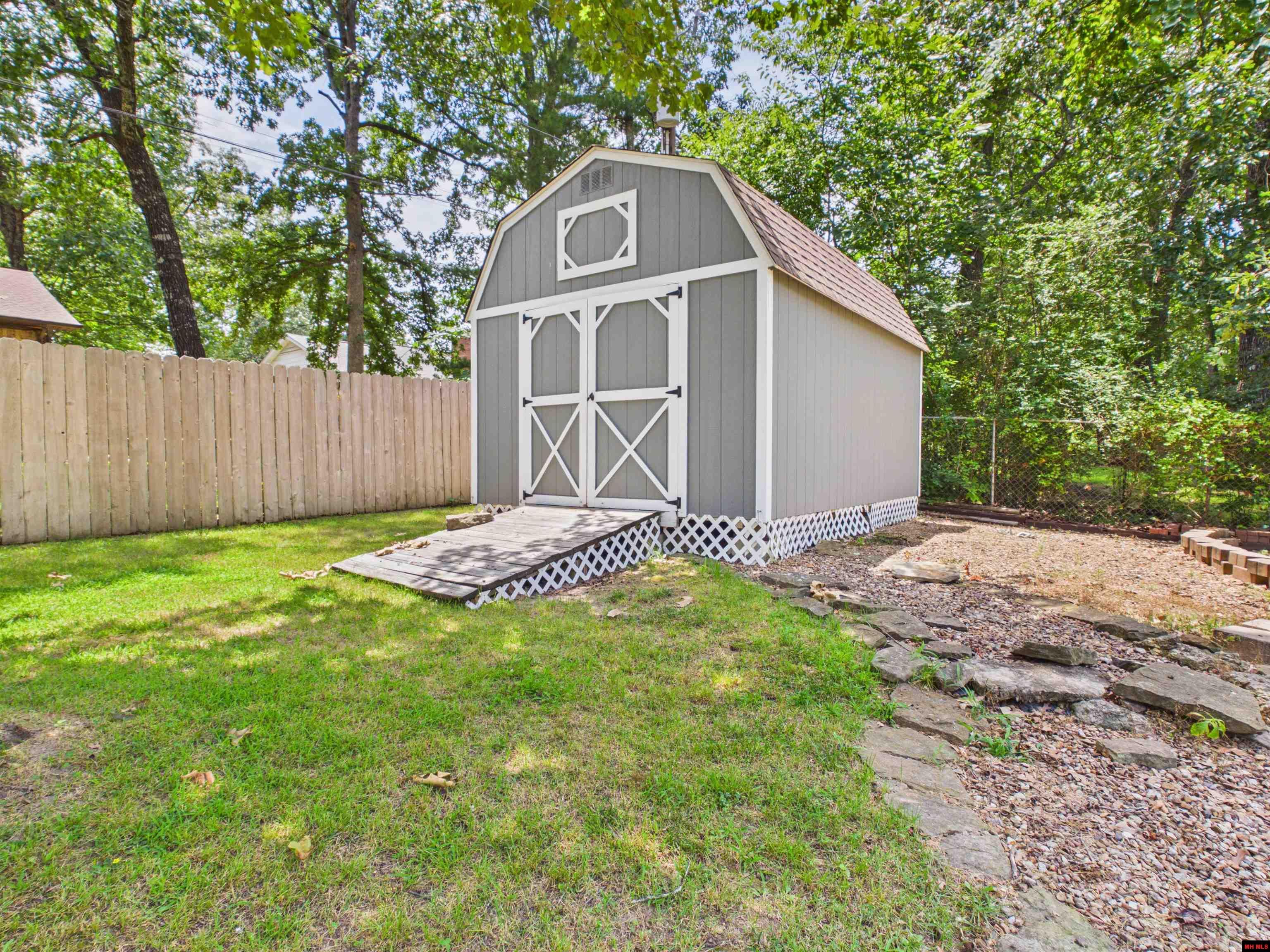 812 Baxter Avenue