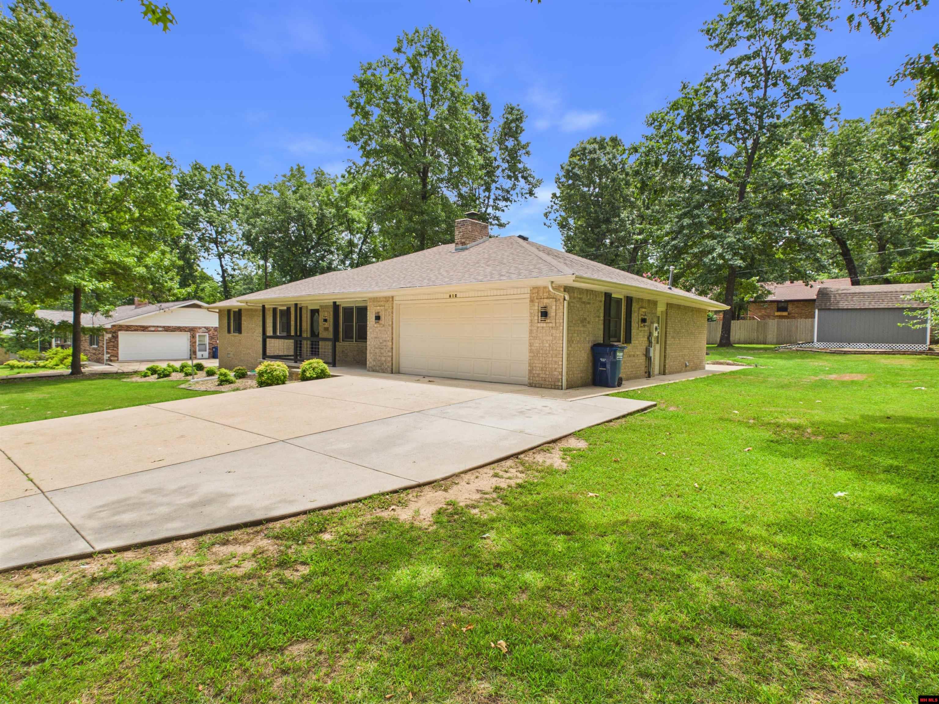 812 Baxter Avenue
