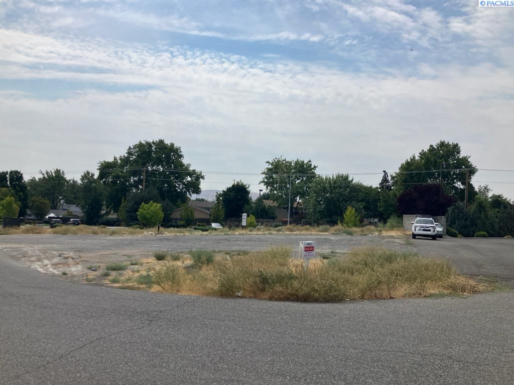4800 Paradise Way, West Richland, WA 99353