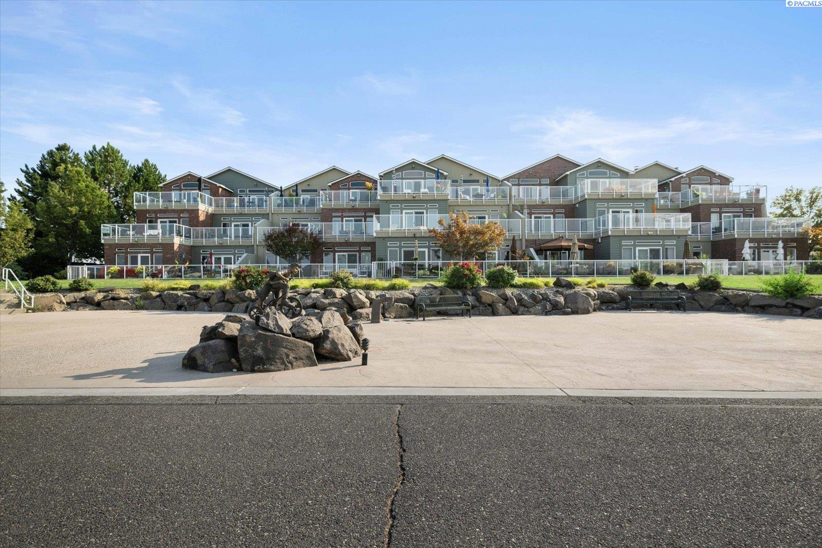 386 Columbia Point Dr #202, Richland, WA 99352
