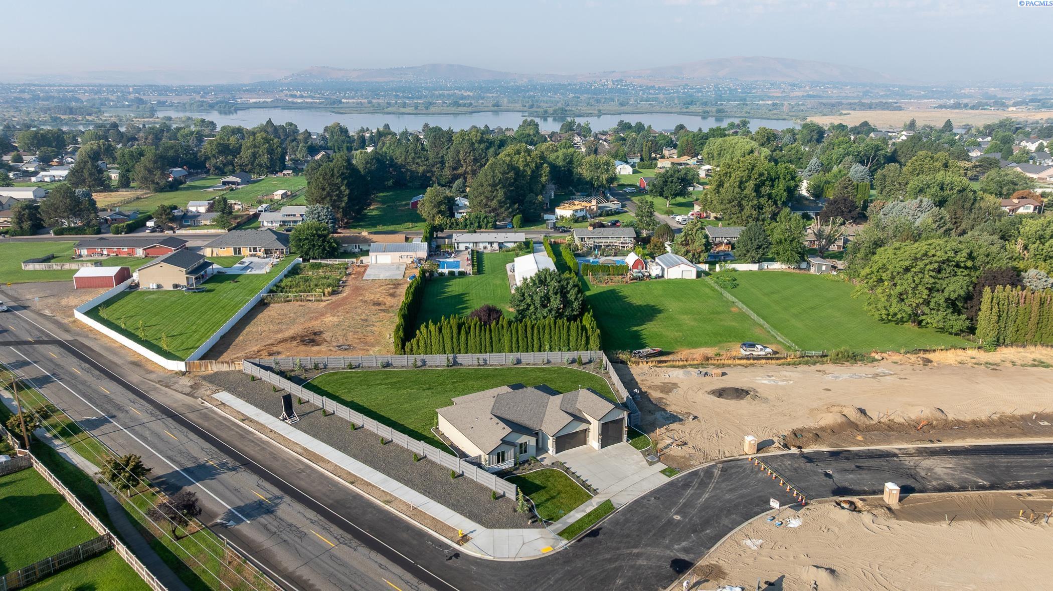 10004 Redbud Dr, Pasco, WA 99301