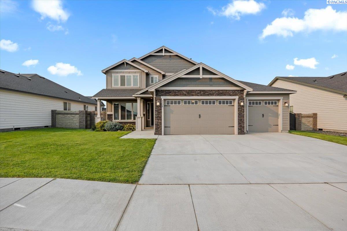 8218 Ballard Lp, West Richland, WA 99353