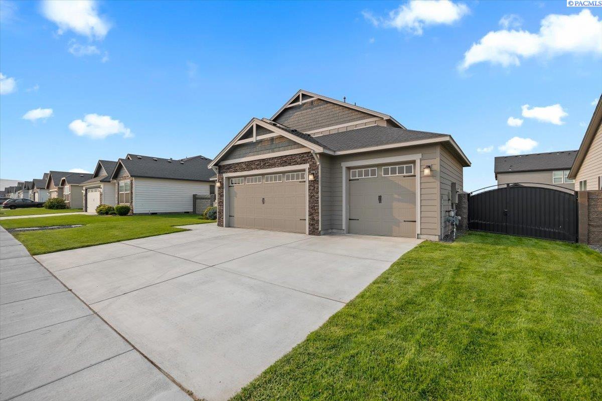 8218 Ballard Lp, West Richland, WA 99353