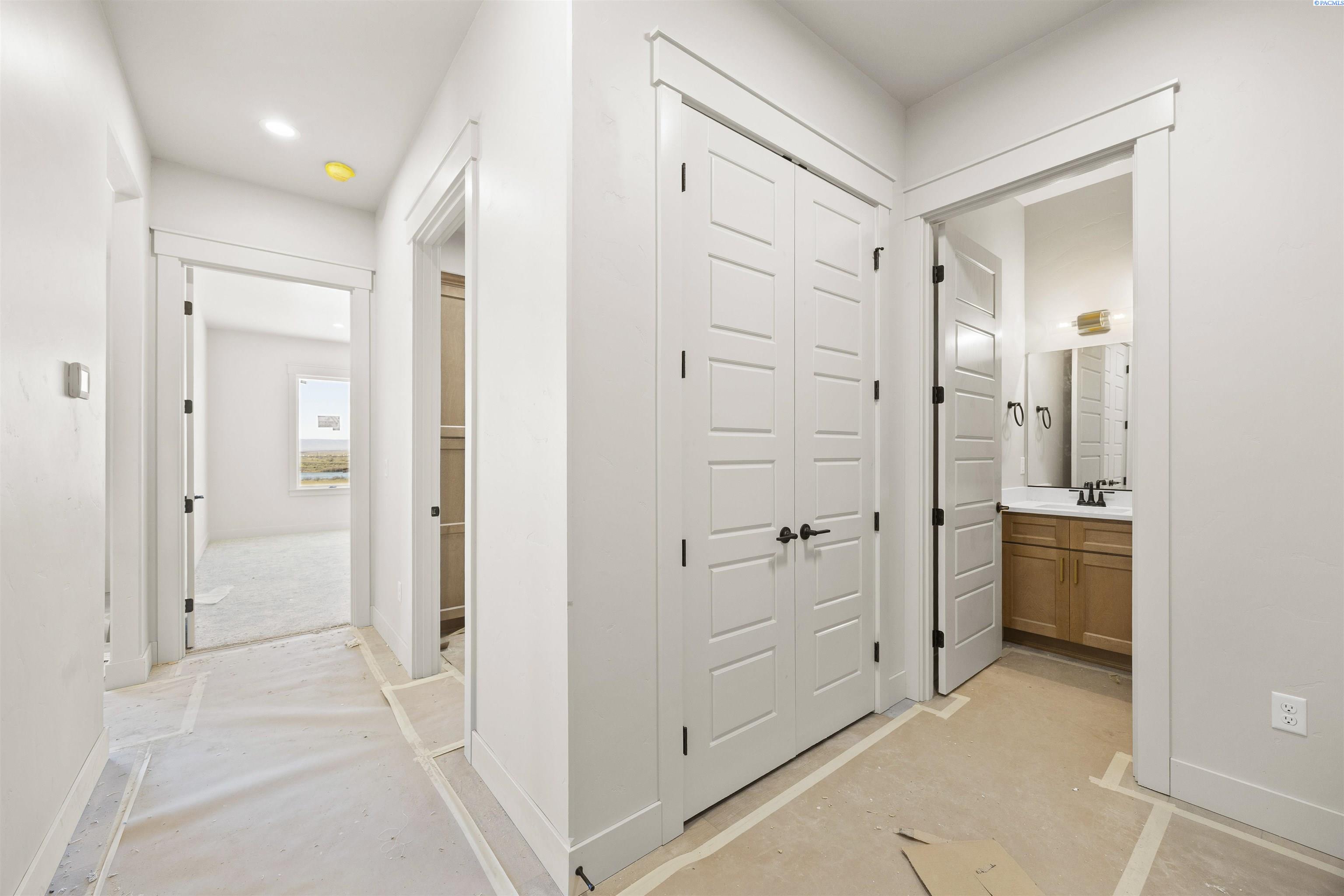 161 Riviera Dr, Pasco, WA 99301