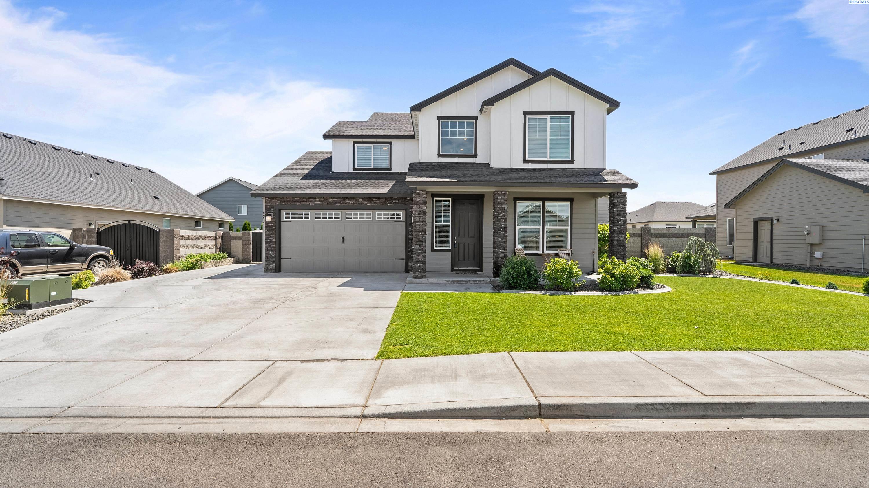 8215 Cardinal Peak St, West Richland, WA 99353