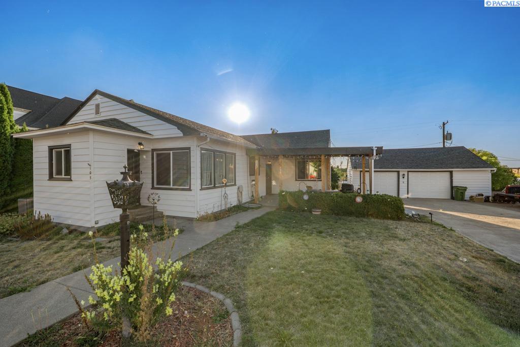 105 S Howard St, Tekoa WA 99033