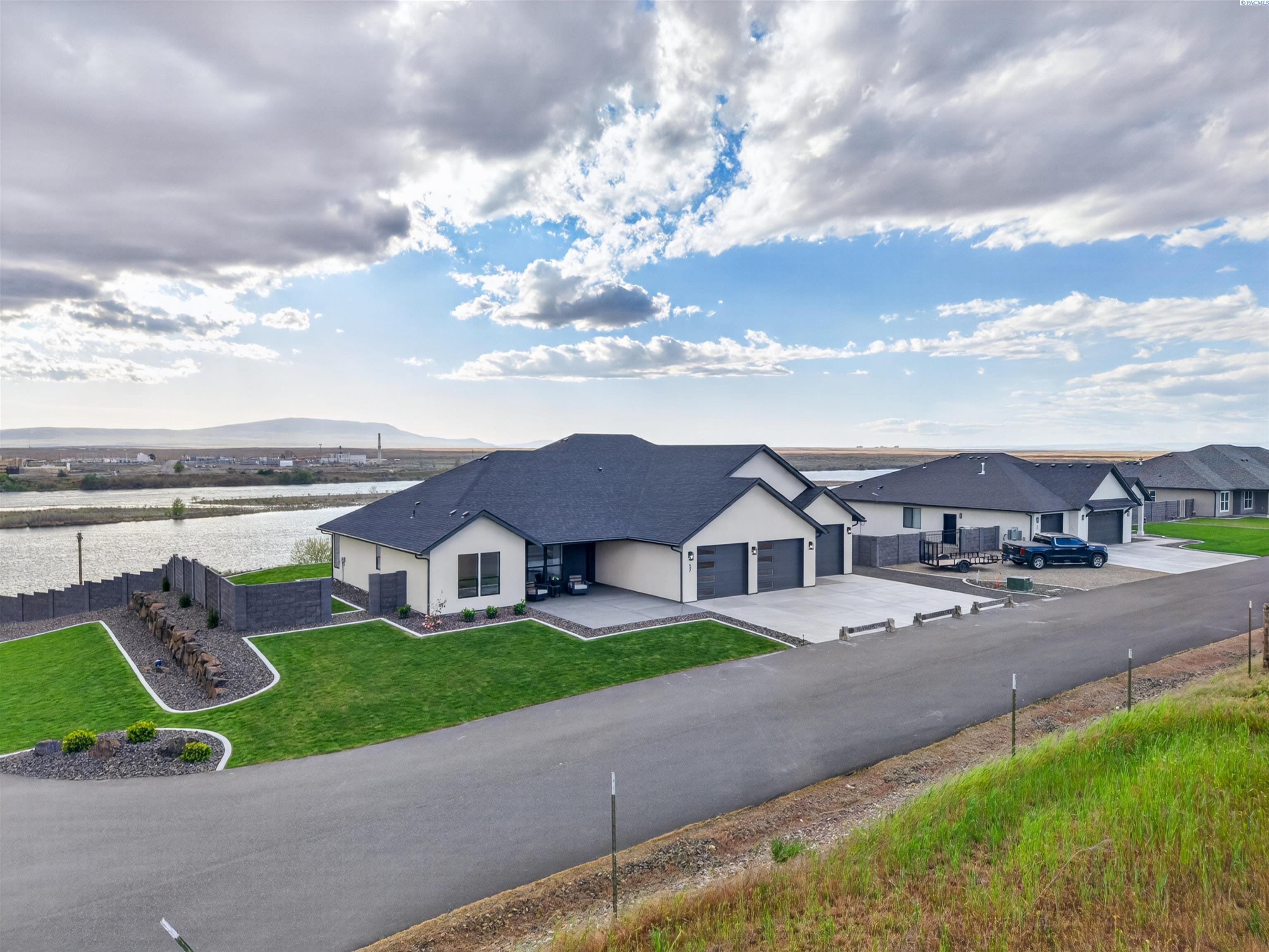 57 Columbia Bluff Ln, Pasco, WA 99301