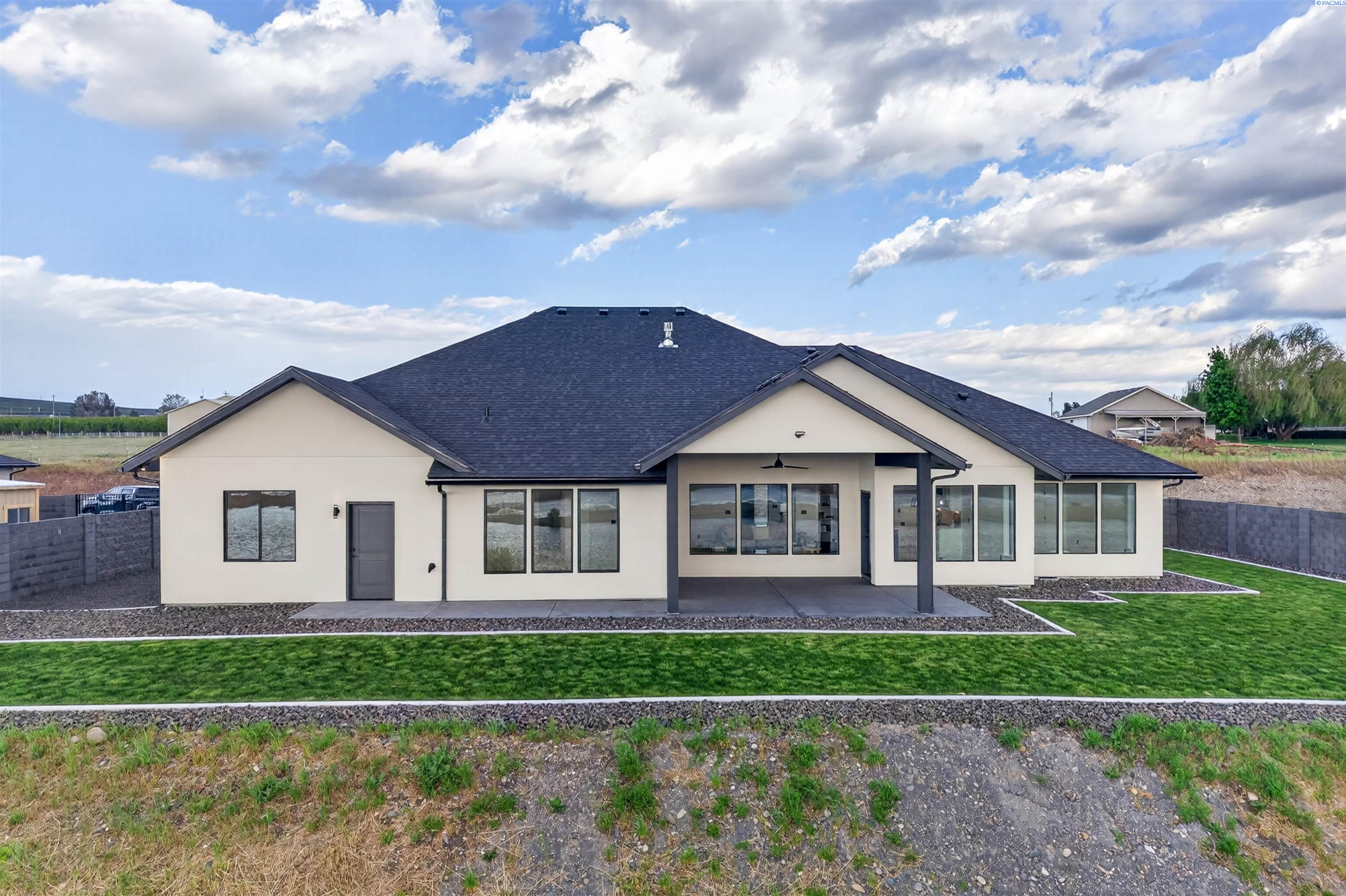 57 Columbia Bluff Ln, Pasco, WA 99301