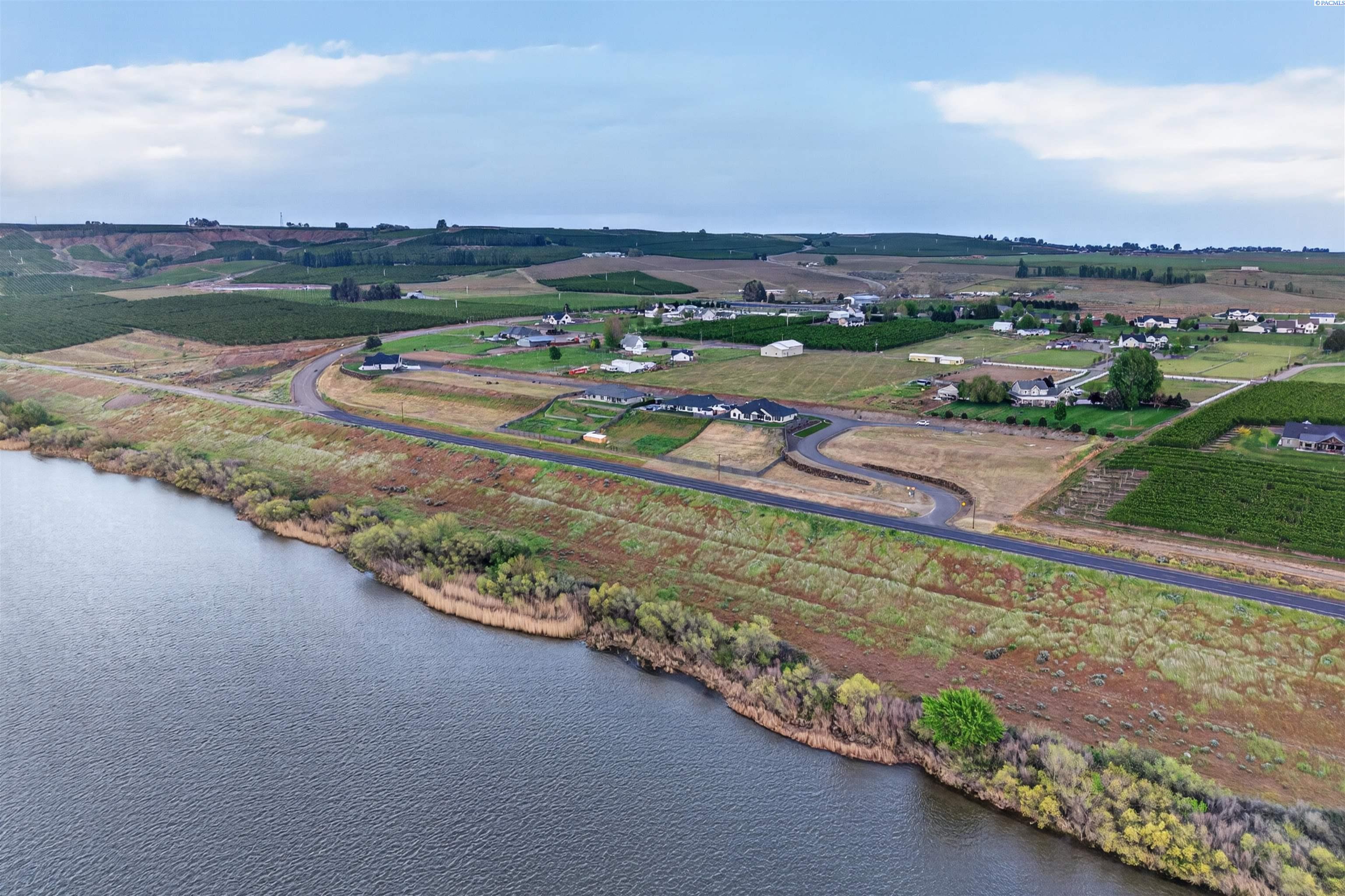 57 Columbia Bluff Ln, Pasco, WA 99301