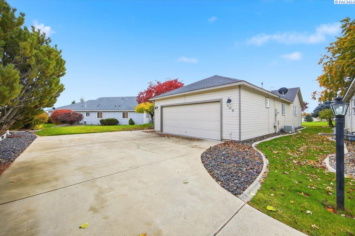 109 Augusta Ln, Pasco, WA 99301