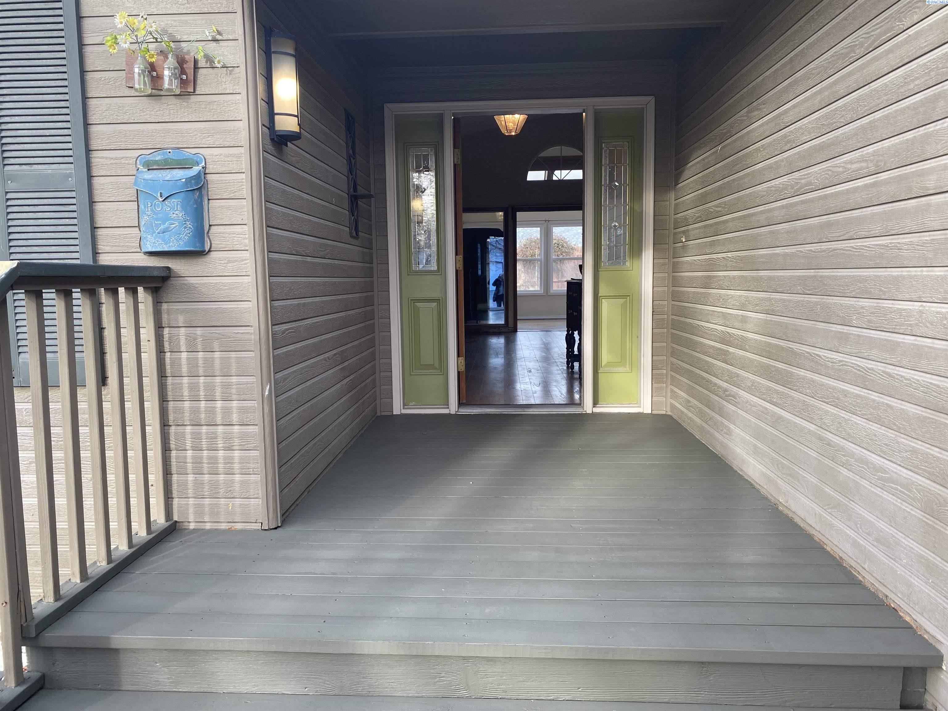 4111 Hilltop Dr, Pasco, WA 99301
