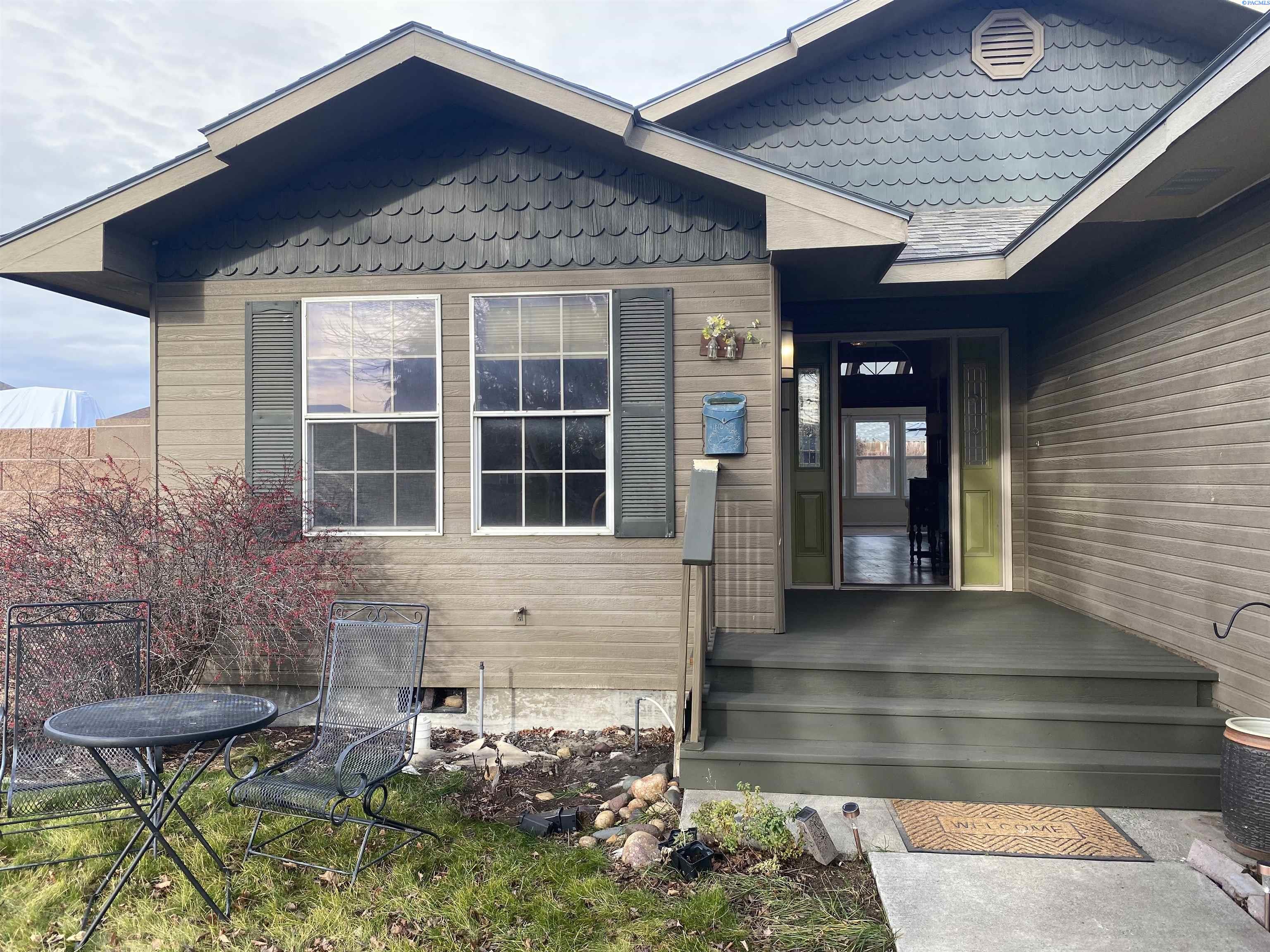 4111 Hilltop Dr, Pasco, WA 99301