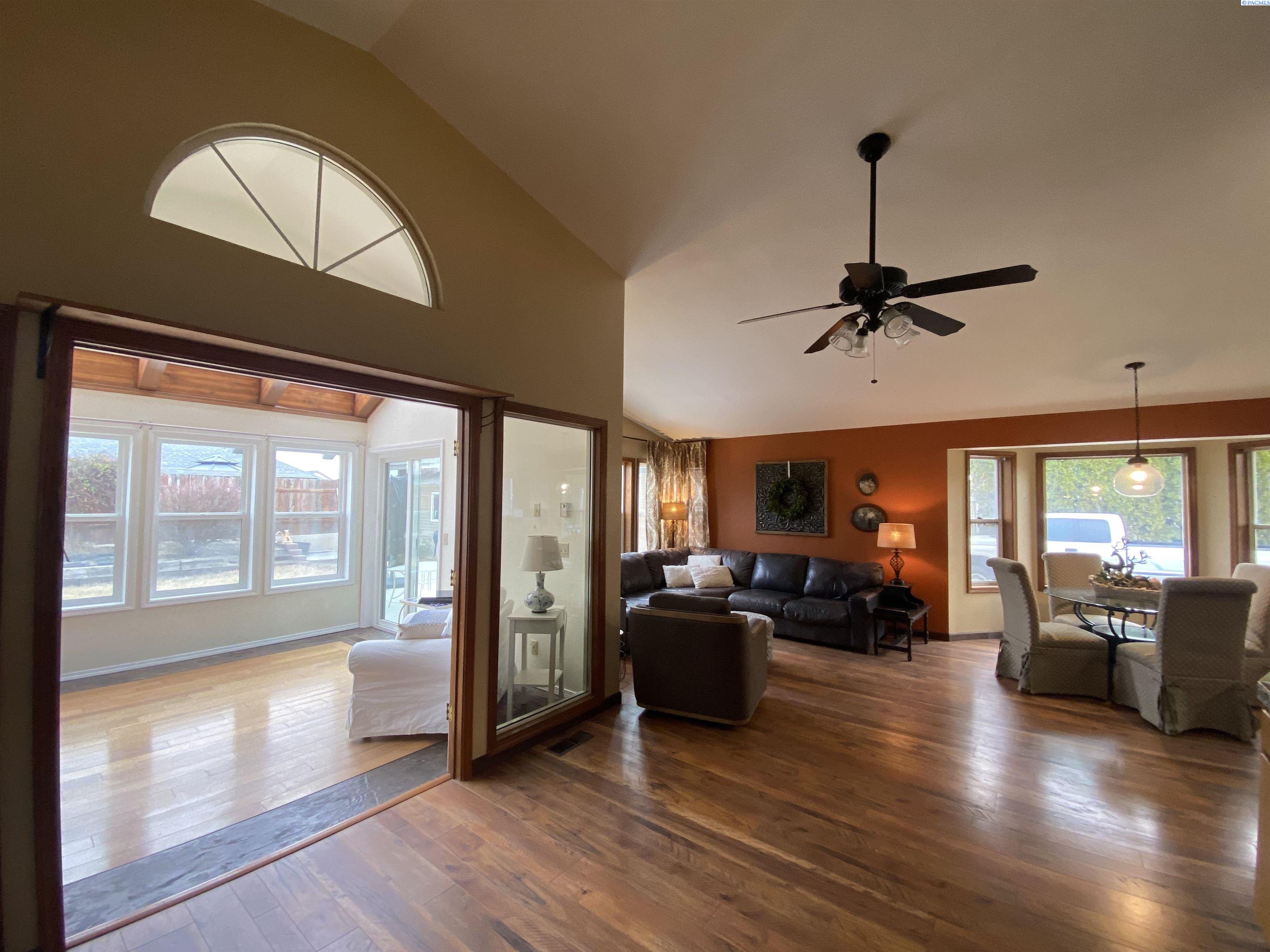 4111 Hilltop Dr, Pasco, WA 99301