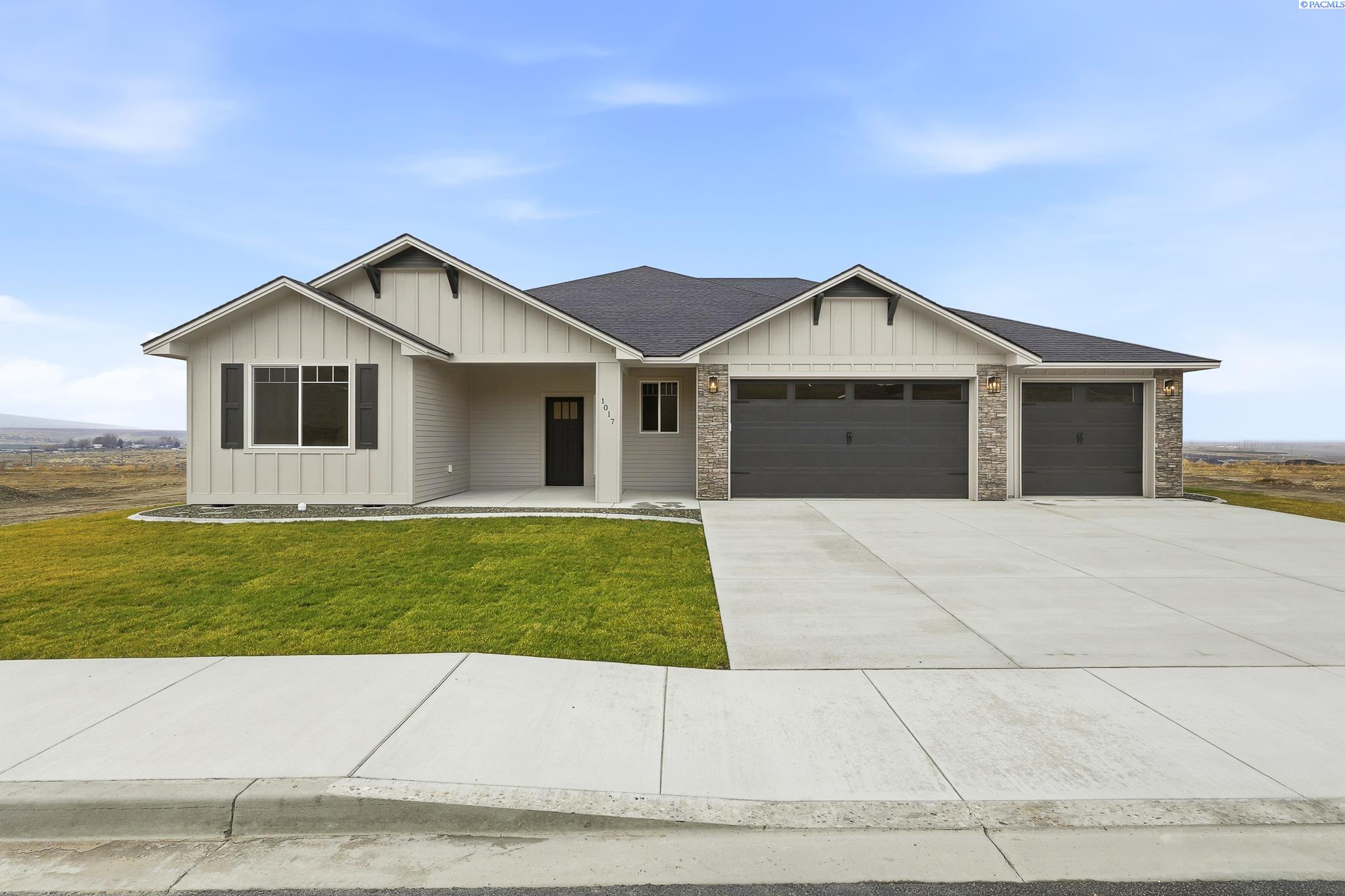 1017 Thebes St, West Richland, WA 99353
