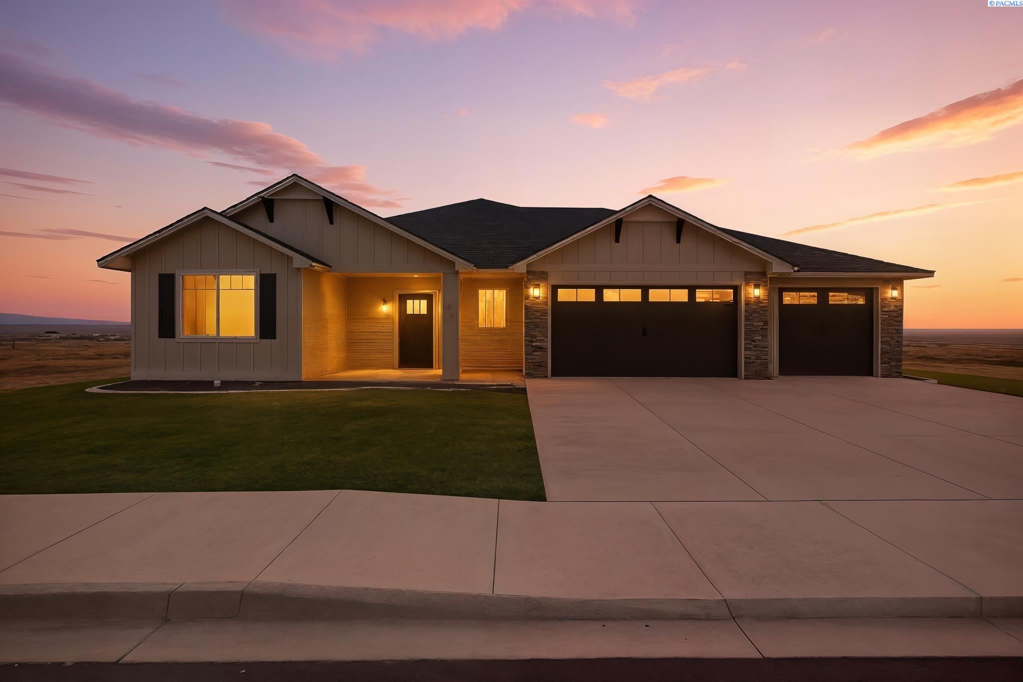 1017 Thebes St, West Richland, WA 99353