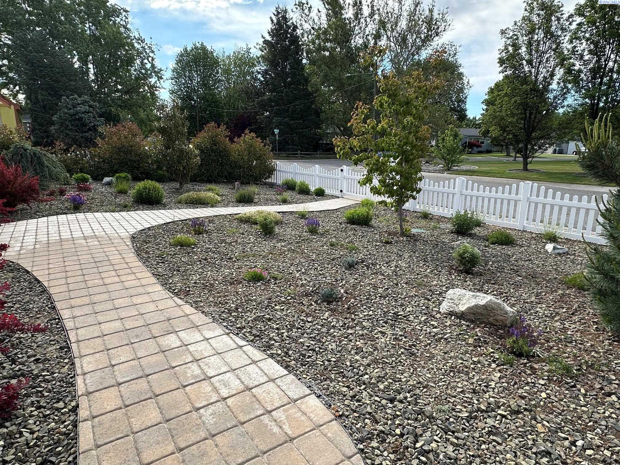 78 Whitten , Richland, WA 99354