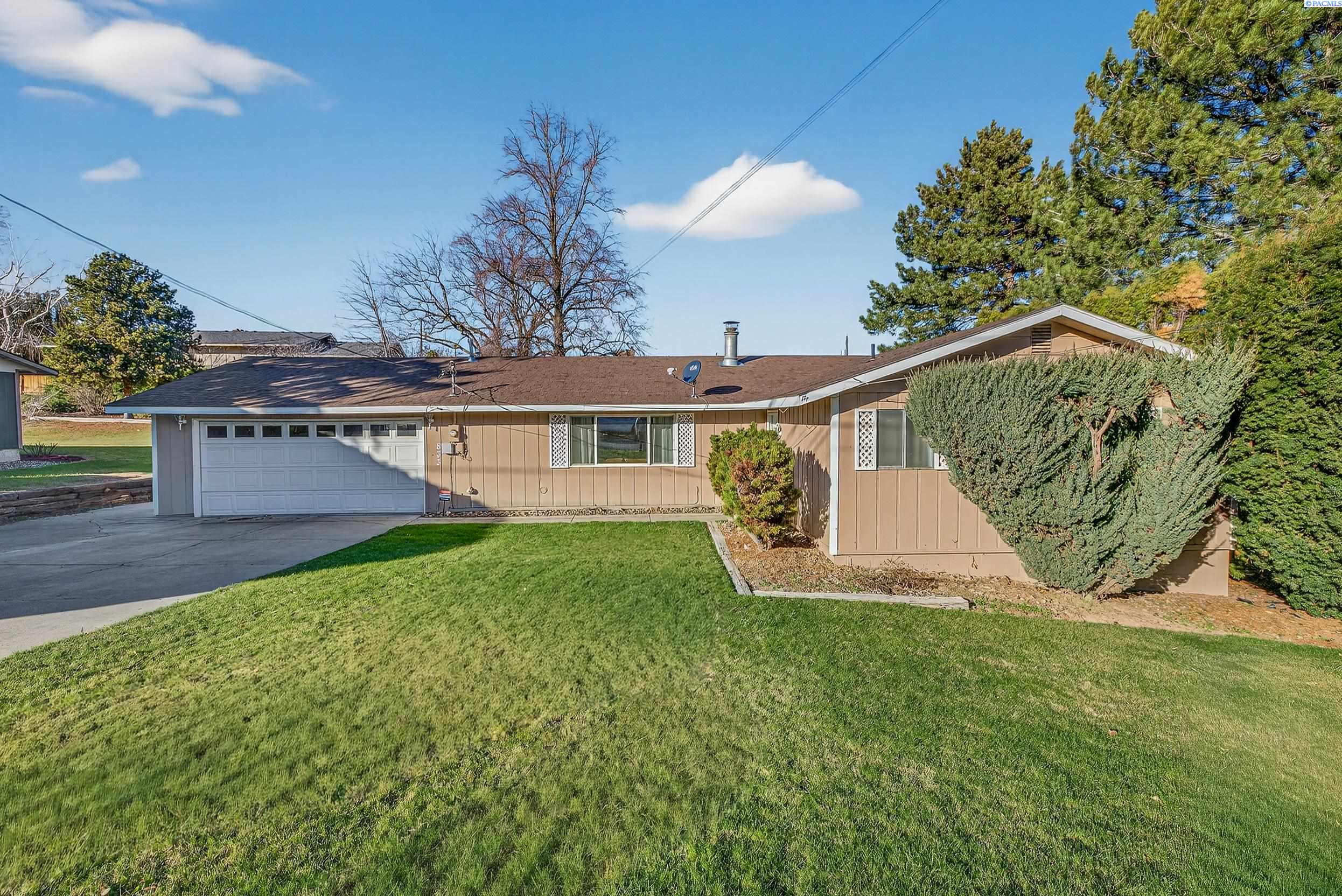 833 Taylor St, Sunnyside WA 98944