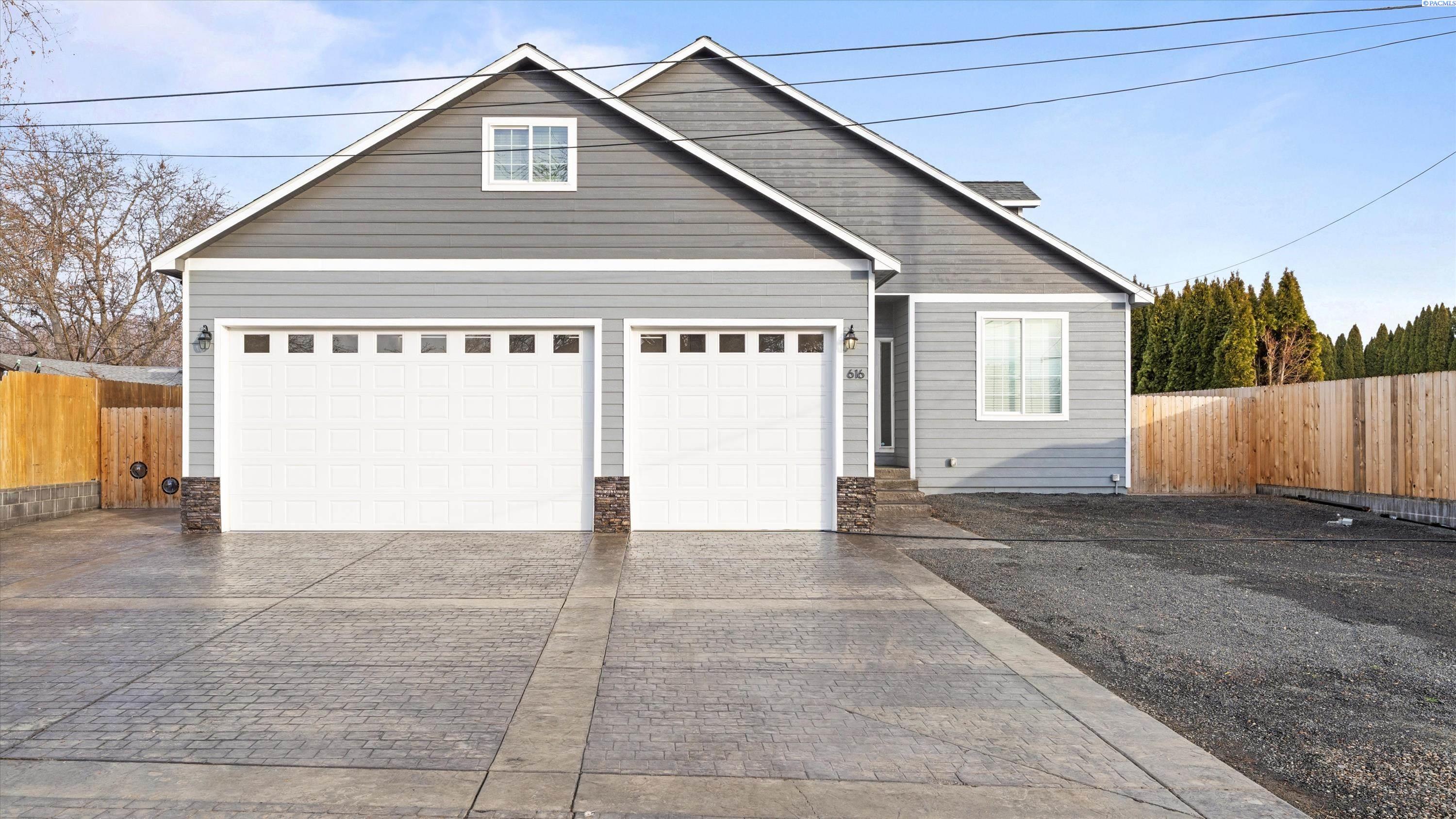 616 N Riverside Dr, West Richland, WA 99353