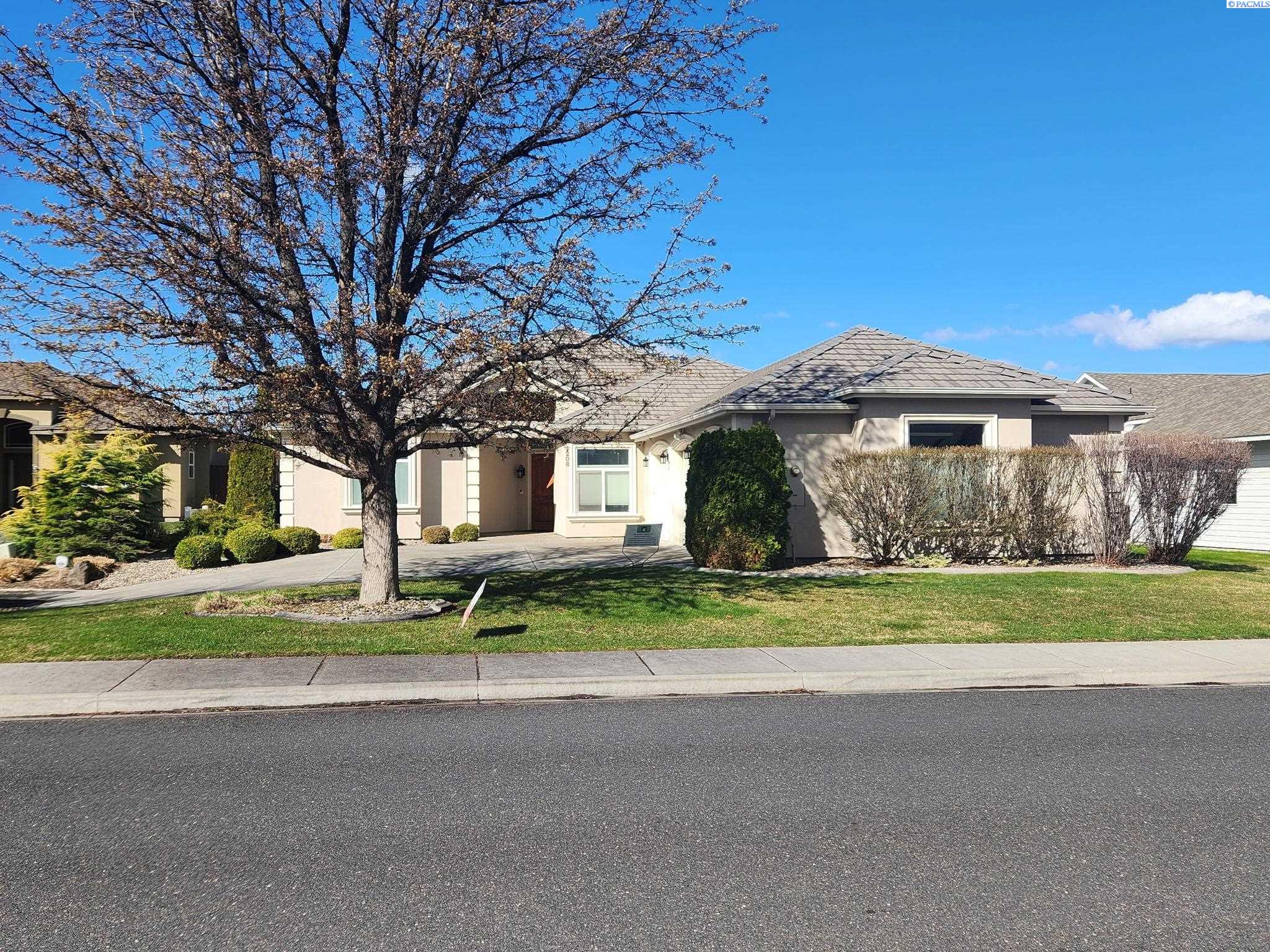 1208 Canyon Lakes Dr, Kennewick, WA 99337