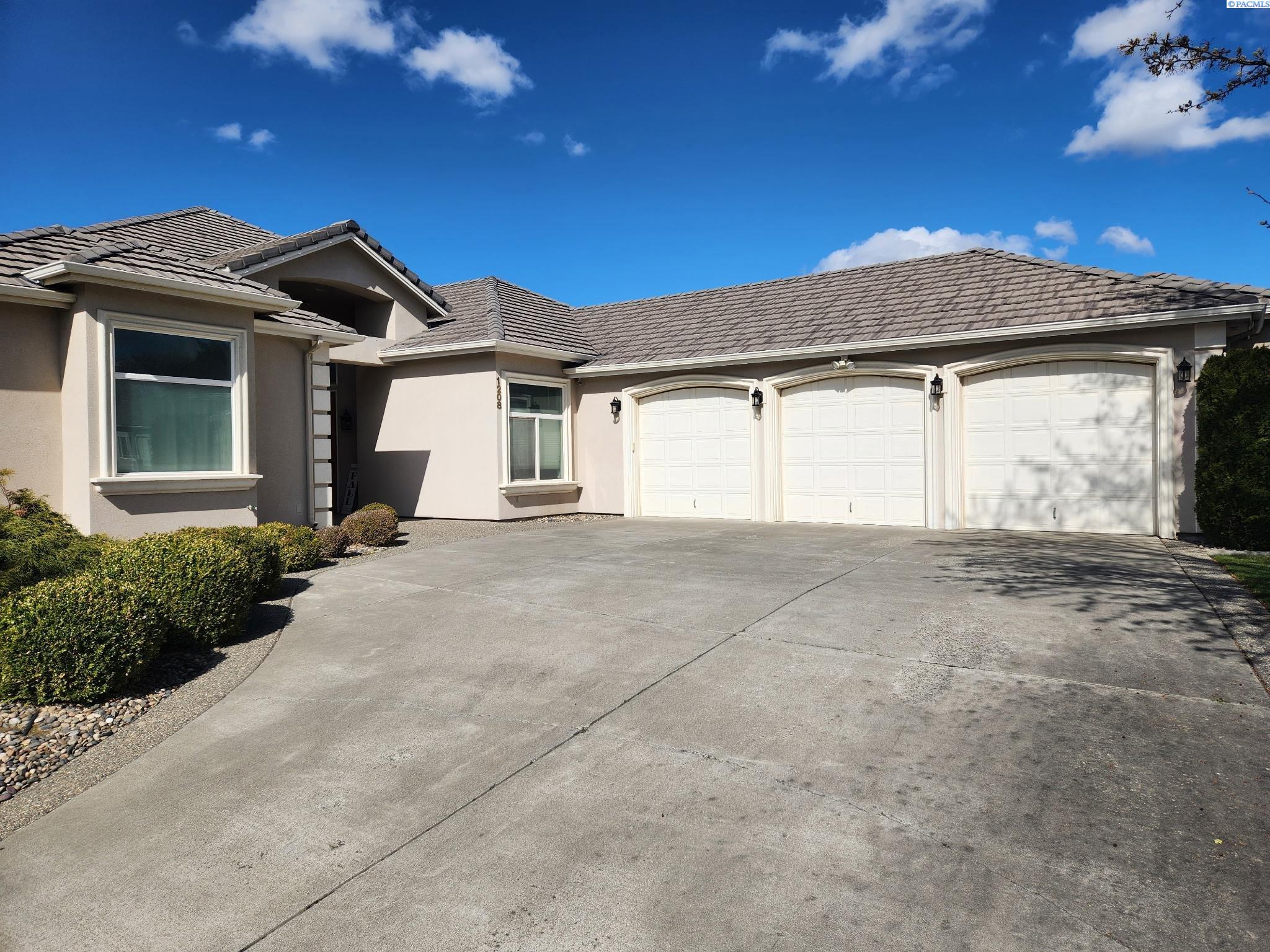 1208 Canyon Lakes Dr, Kennewick, WA 99337