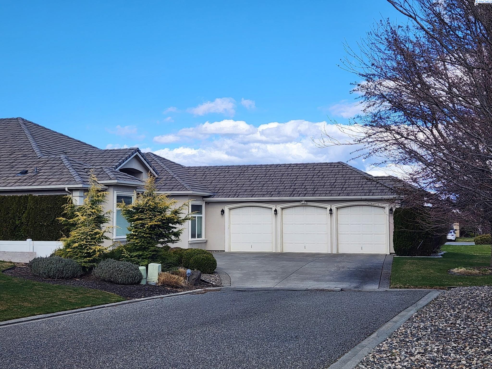 1208 Canyon Lakes Dr, Kennewick, WA 99337