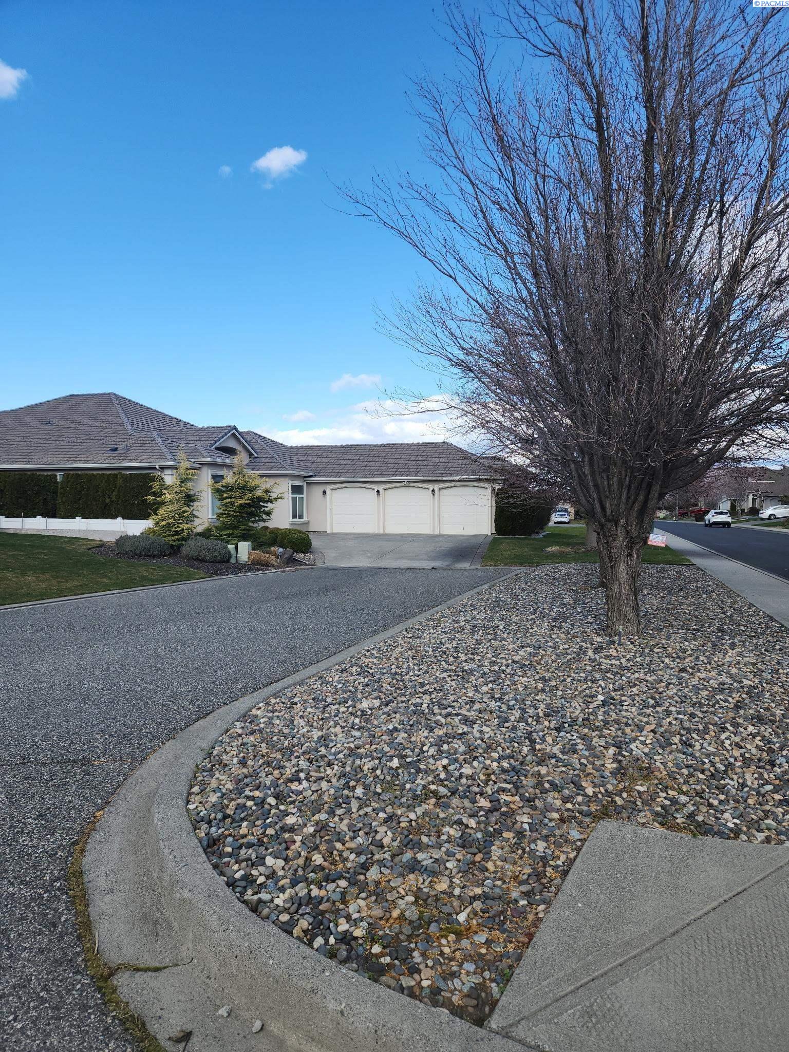 1208 Canyon Lakes Dr, Kennewick, WA 99337