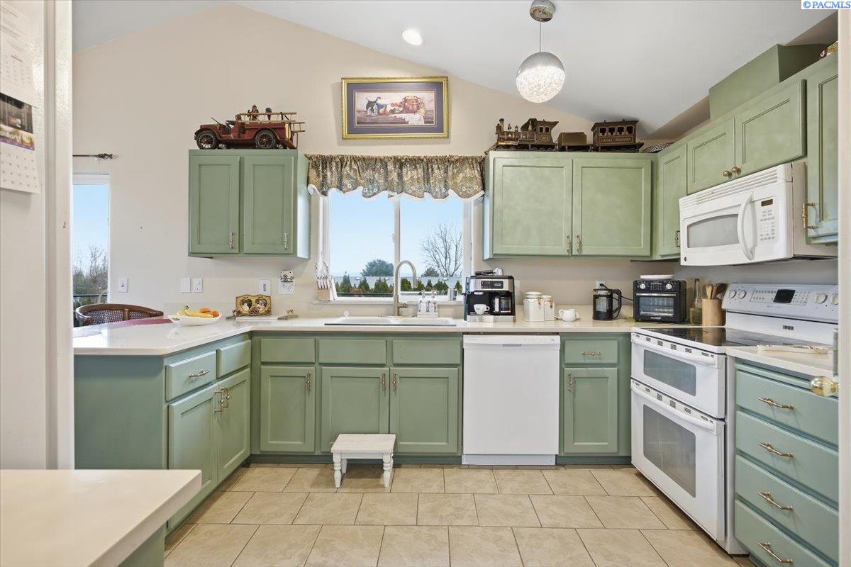 4406 Sahara Dr, Pasco, WA 99301