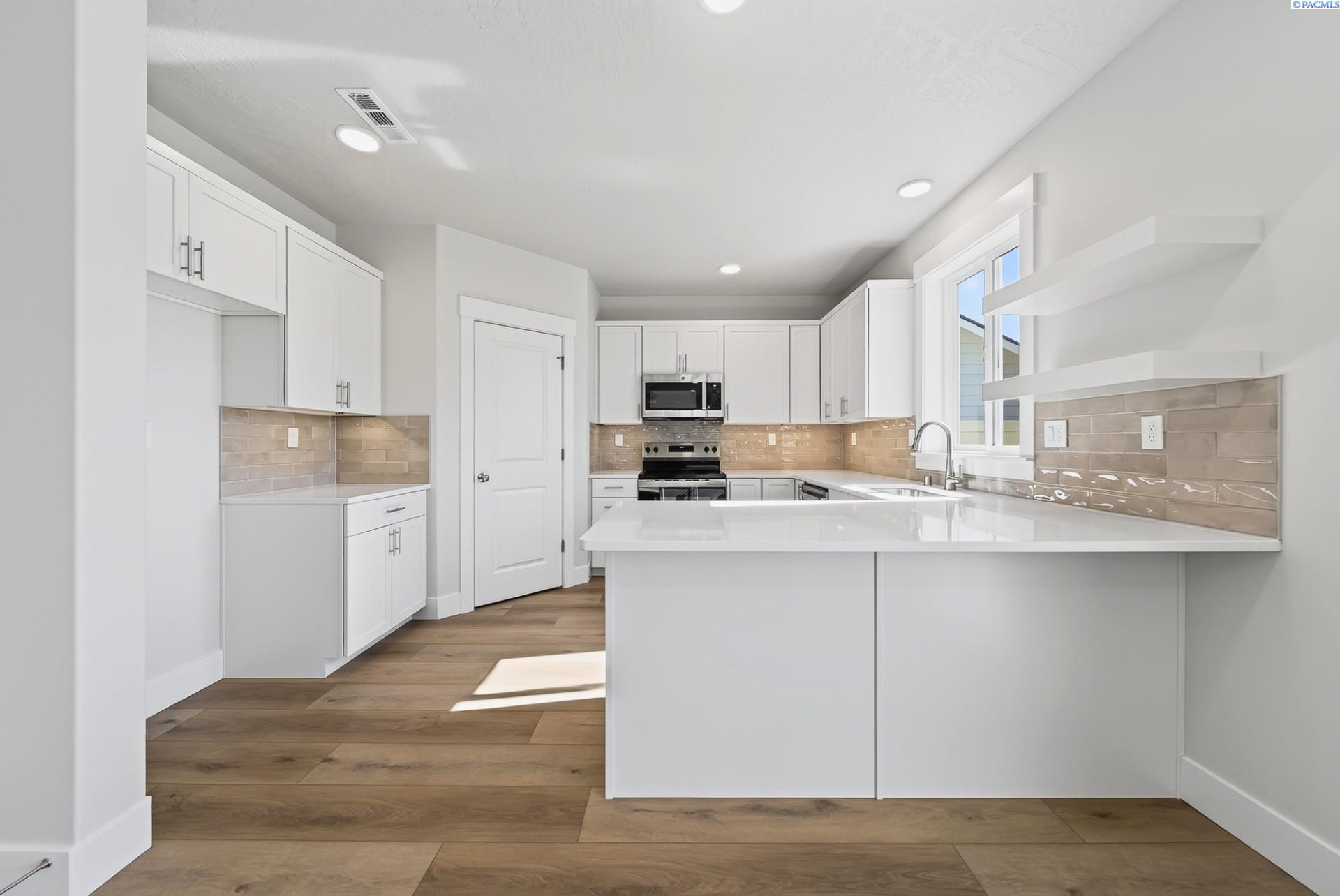 6616 Desert Ridge Ln, Pasco, WA 99301