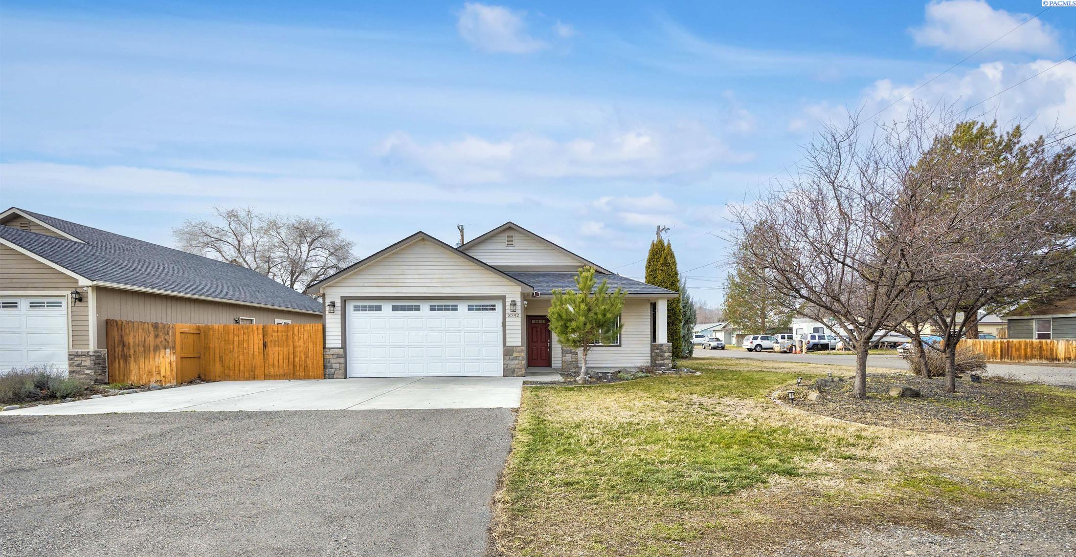 3742 Grant Loop, West Richland, WA 99353