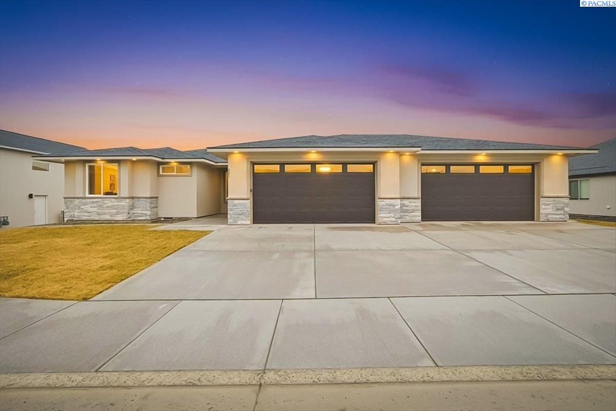 825 Thebes St, West Richland WA 99353