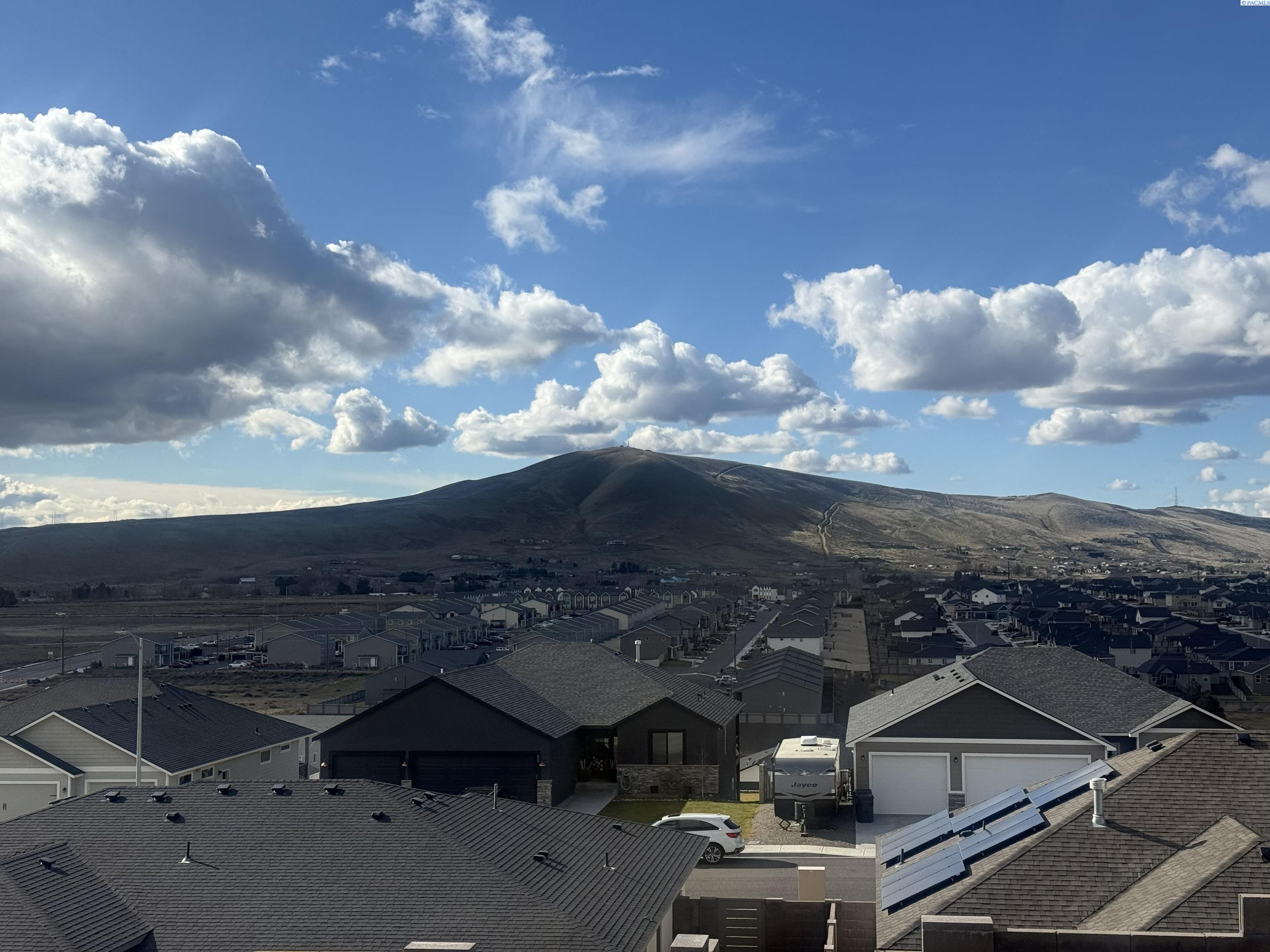 825 Thebes St, West Richland, WA 99353