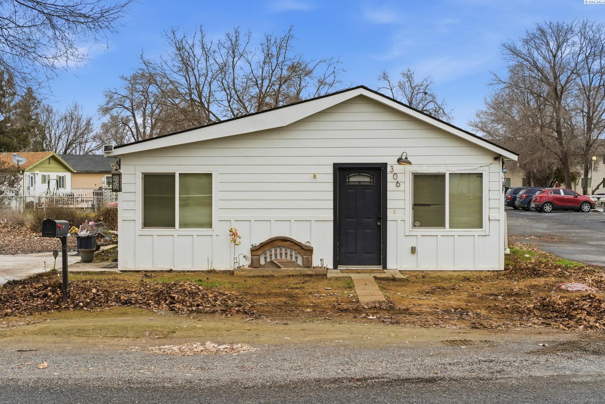 306 E 5th St, Warden WA 98857