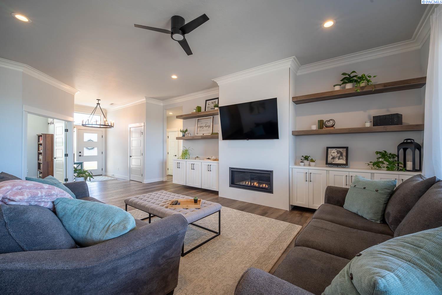 7060 Ithaca St, West Richland, WA 99353