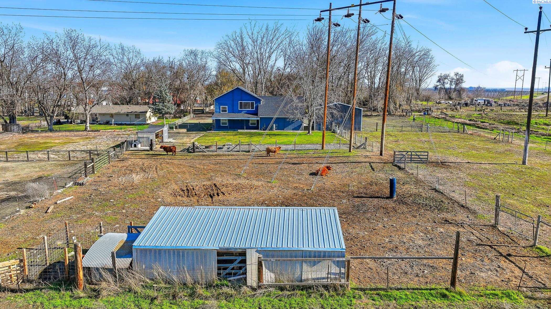 90 White Dr, Burbank, WA 99323