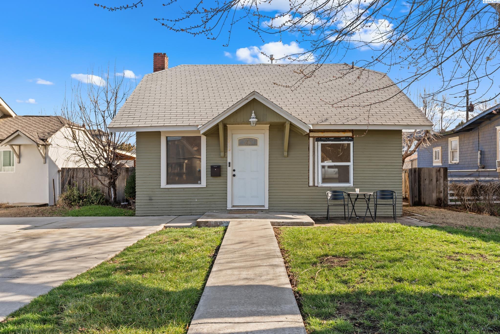 716 S 6th St, Sunnyside WA 98944