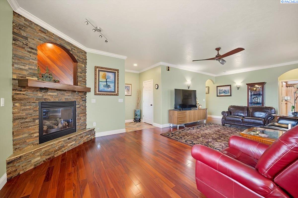 8521 Canyon Ave, Kennewick, WA 99336