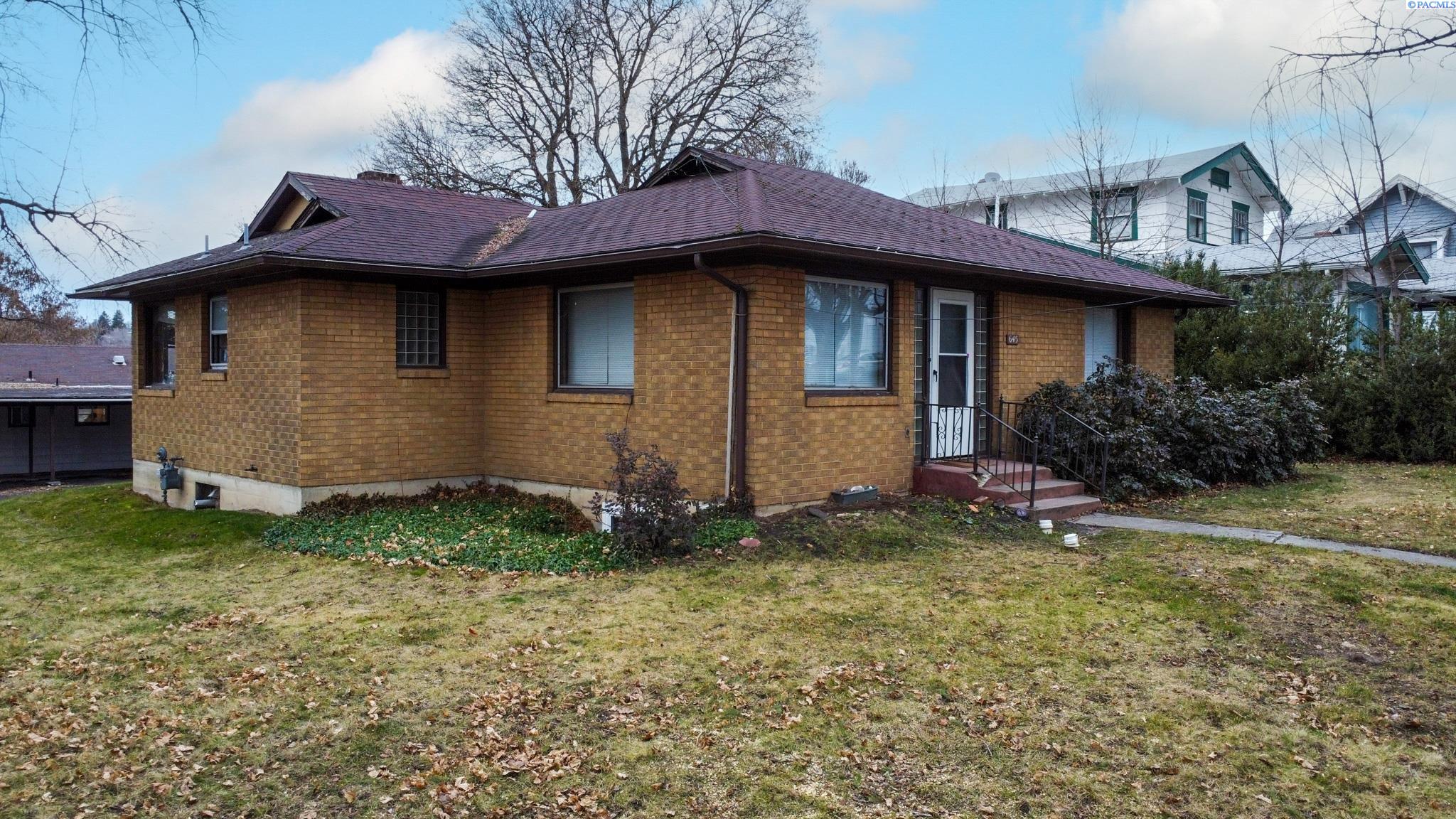 645,645 1/2 NE Maple St, Pullman WA 99163-0000