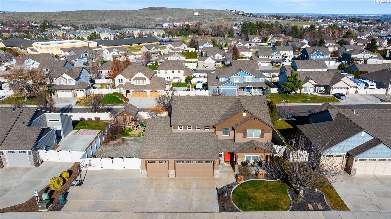 654 Nastacia St, Richland, WA 99352