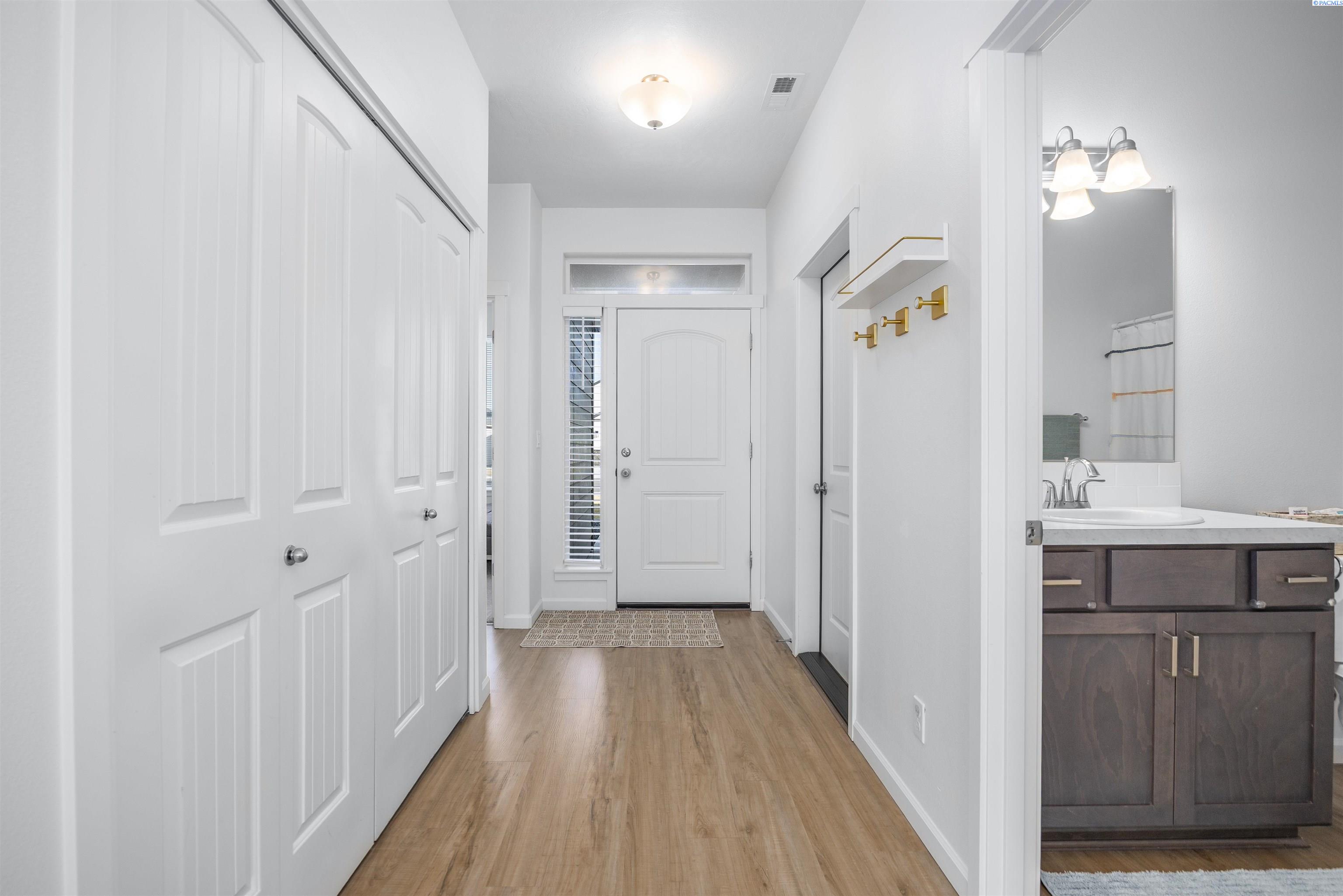 8602 Ashen Dr, Pasco, WA 99301