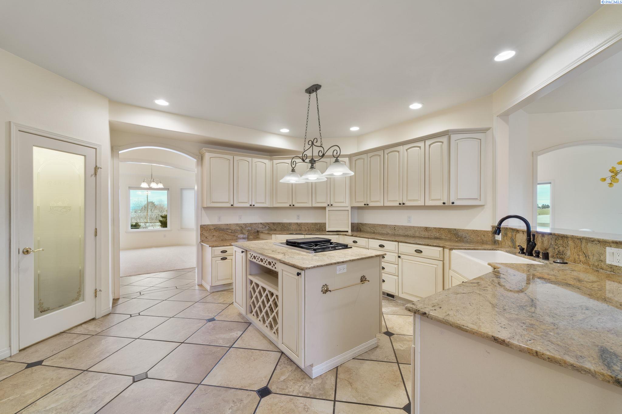 21 Alta Ln, Pasco, WA 99301