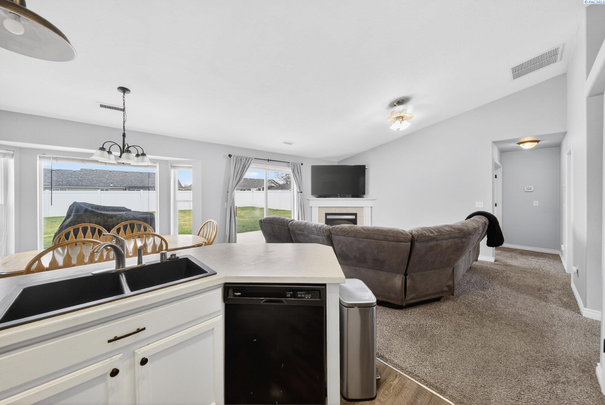 8117 Kootenay Ct, Pasco, WA 99301